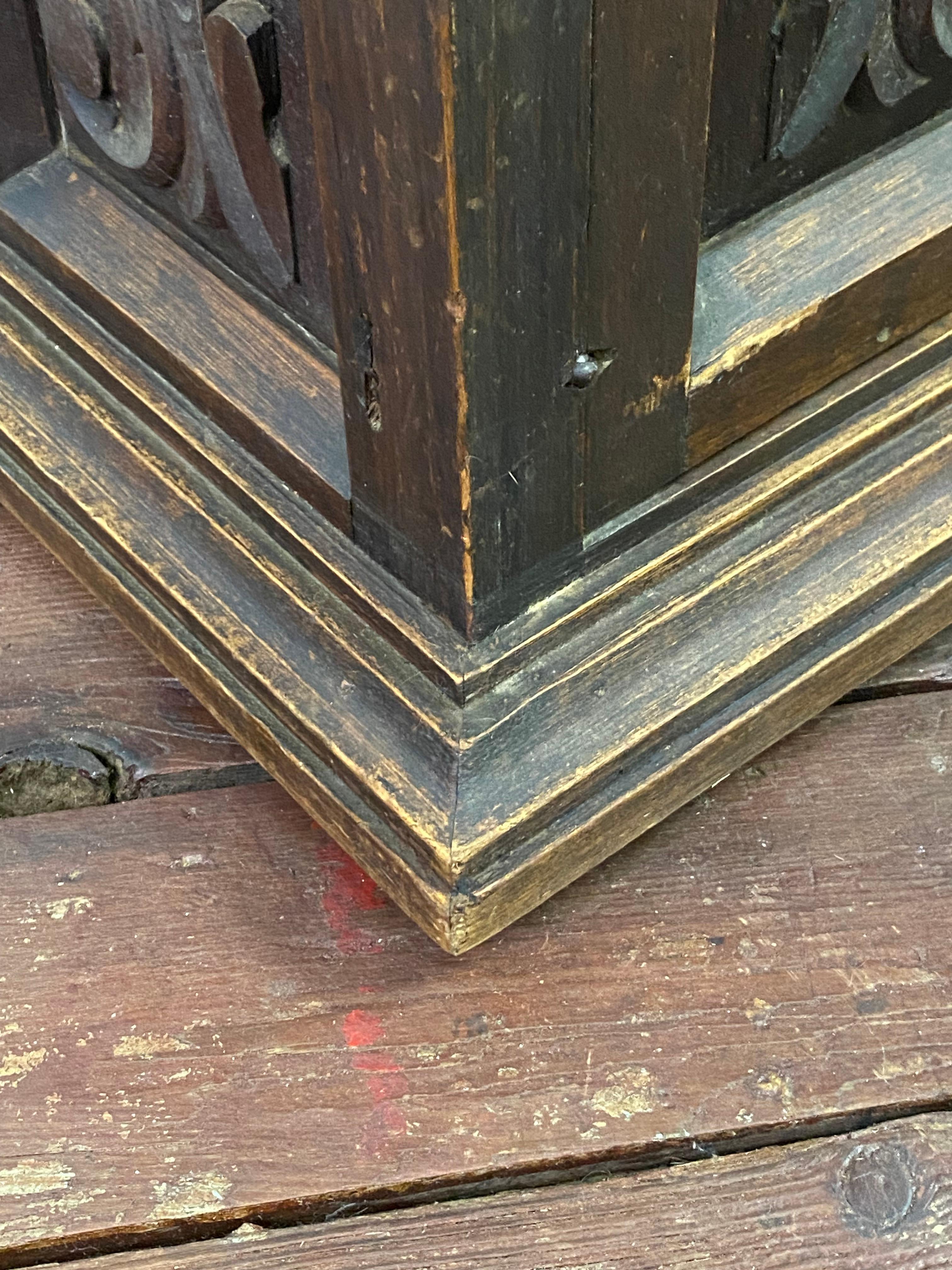 Paire de tables d'appoint à panneaux en relief de style Hacienda, sculptées à la main, datant des années 1960 en vente 8