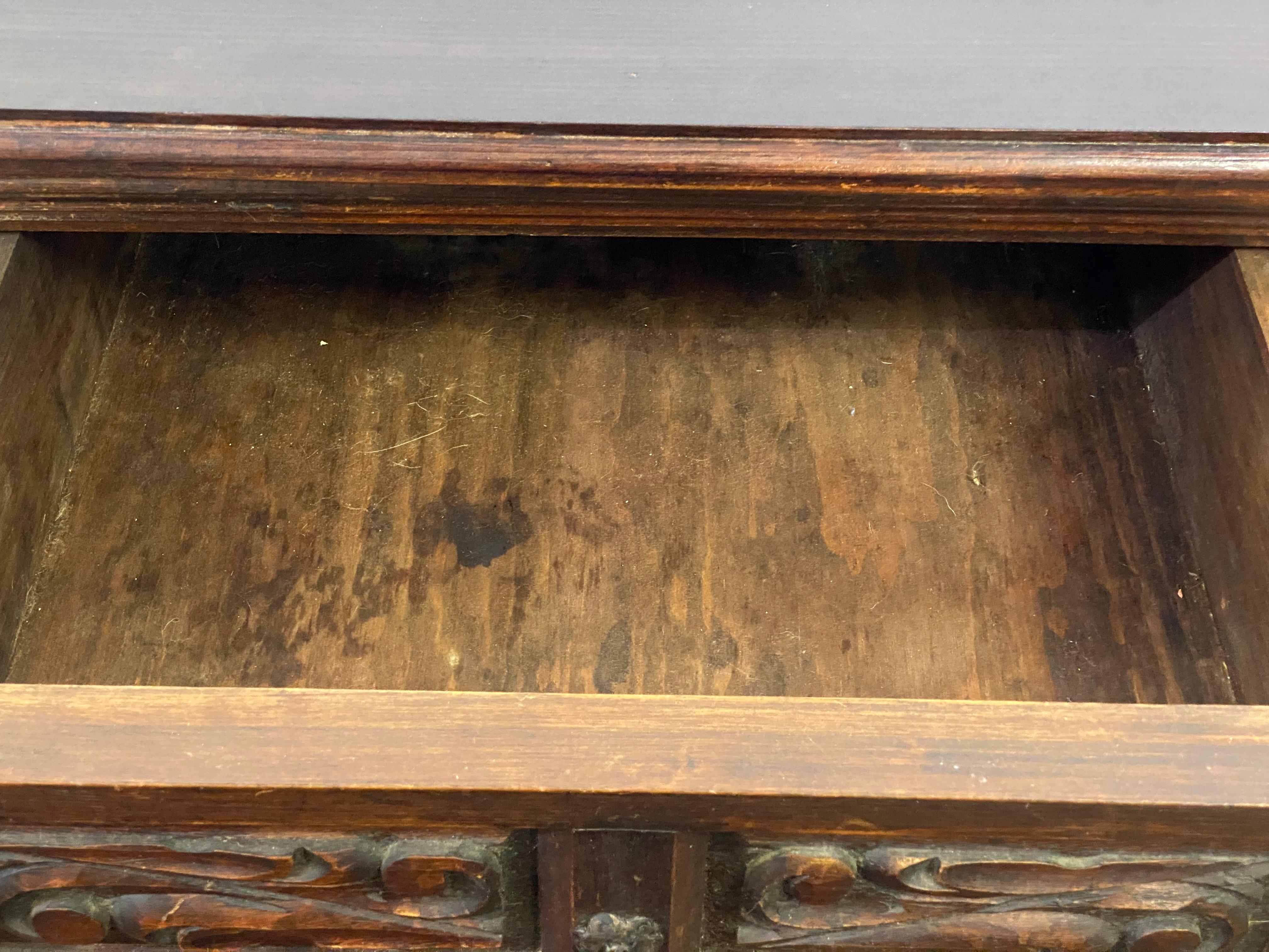 Paire de tables d'appoint à panneaux en relief de style Hacienda, sculptées à la main, datant des années 1960 en vente 9
