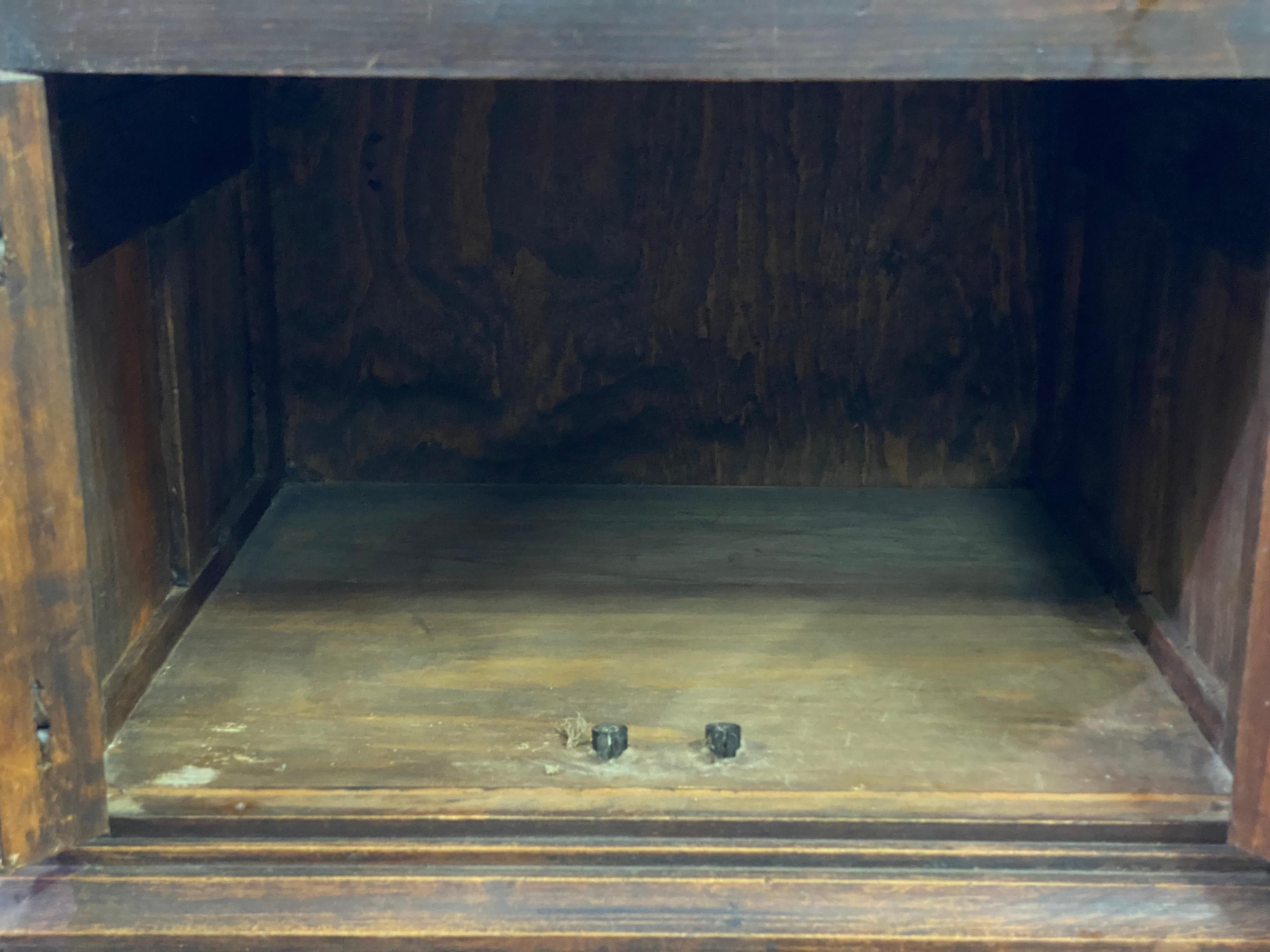 Paire de tables d'appoint à panneaux en relief de style Hacienda, sculptées à la main, datant des années 1960 en vente 10