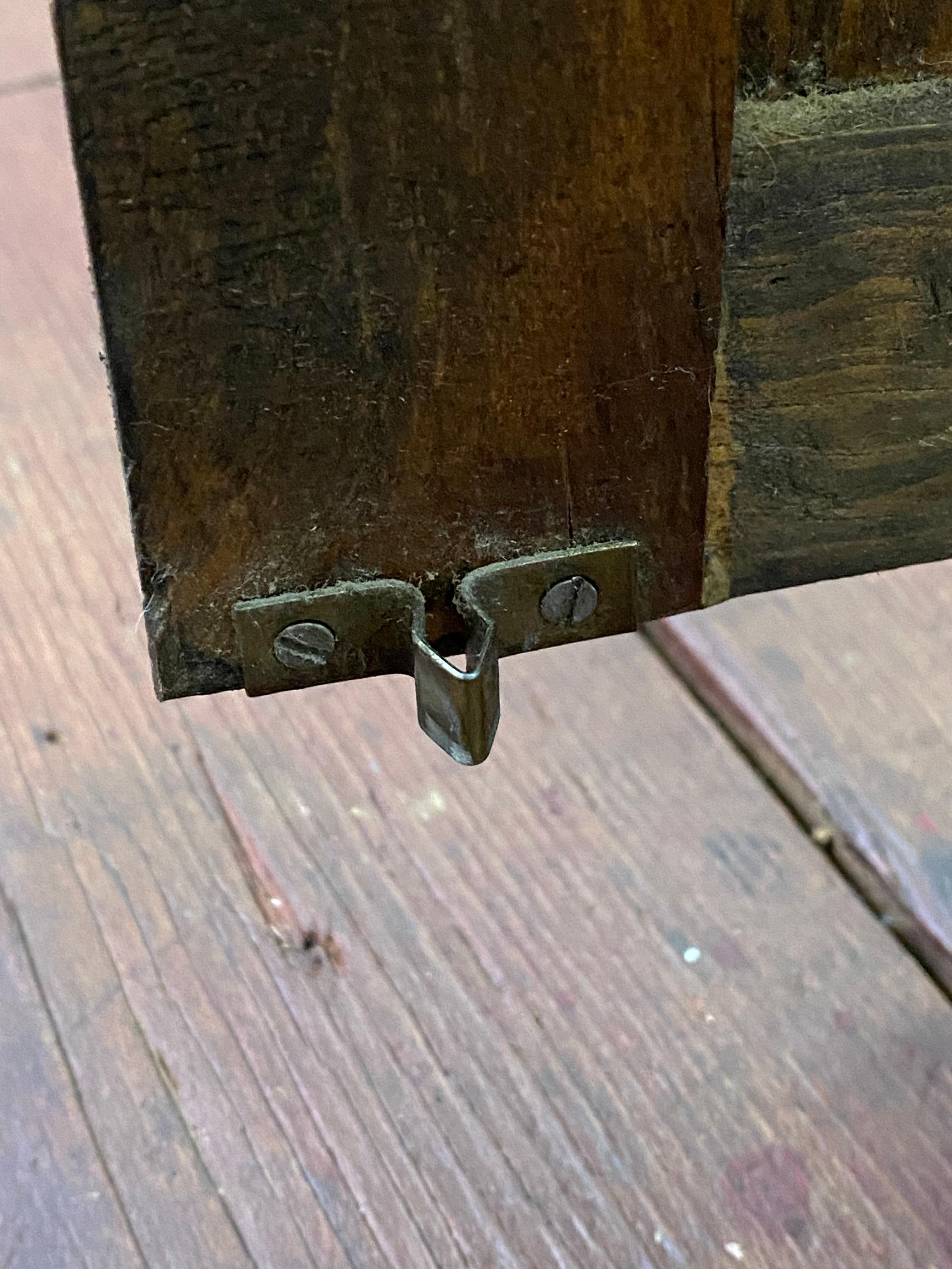 Paire de tables d'appoint à panneaux en relief de style Hacienda, sculptées à la main, datant des années 1960 en vente 11