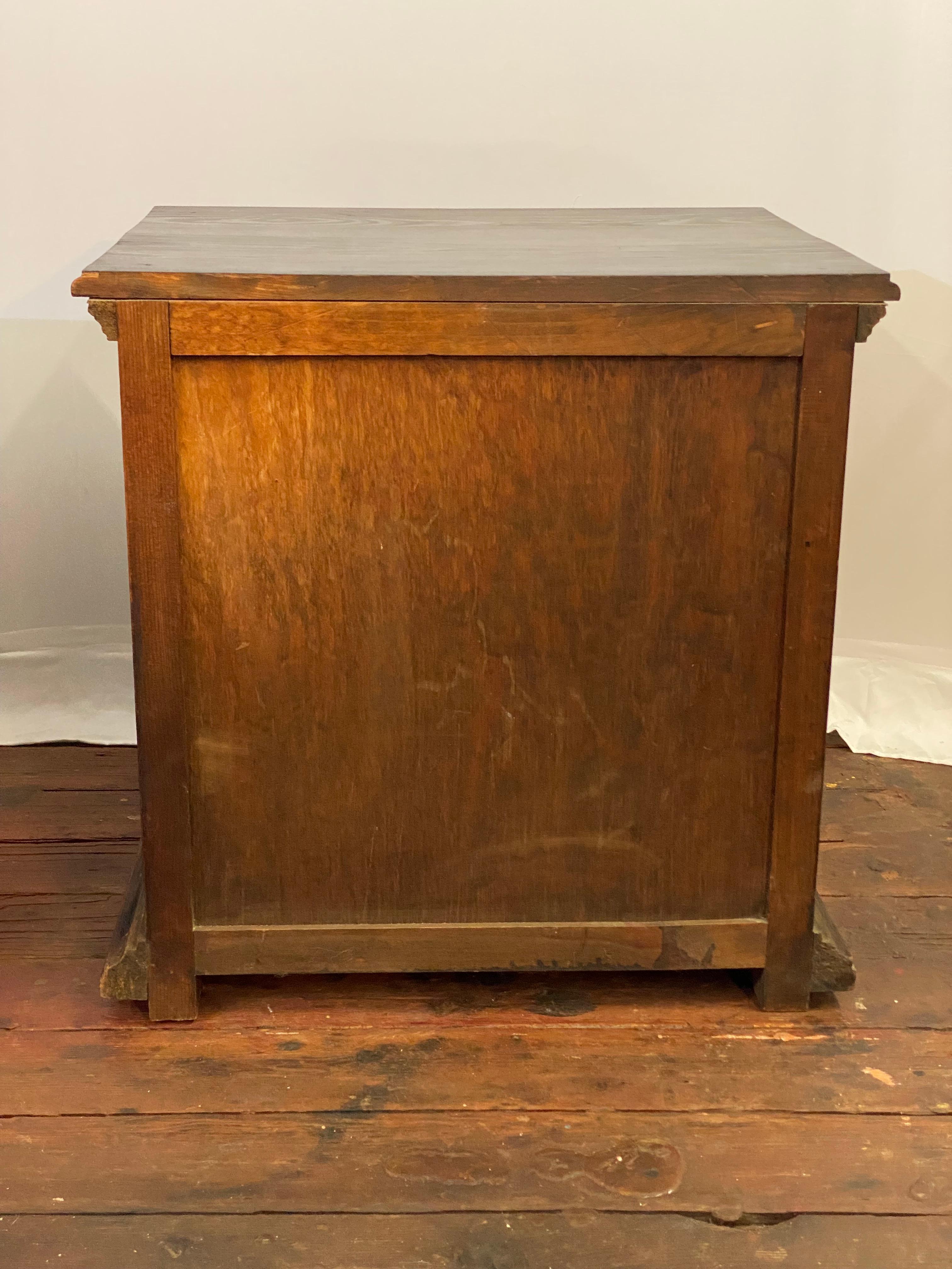 Paire de tables d'appoint à panneaux en relief de style Hacienda, sculptées à la main, datant des années 1960 en vente 12