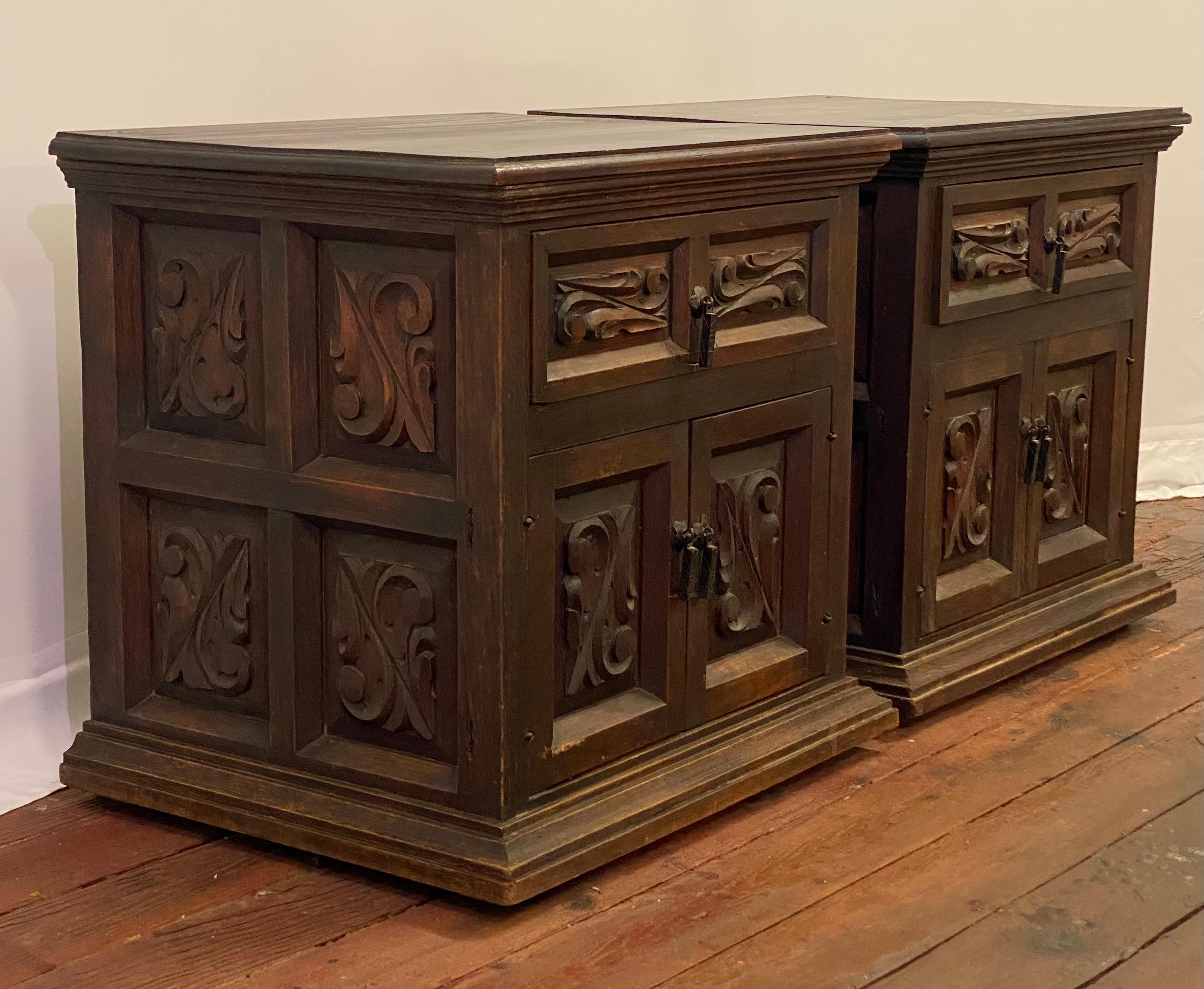 Colonial espagnol Paire de tables d'appoint à panneaux en relief de style Hacienda, sculptées à la main, datant des années 1960 en vente