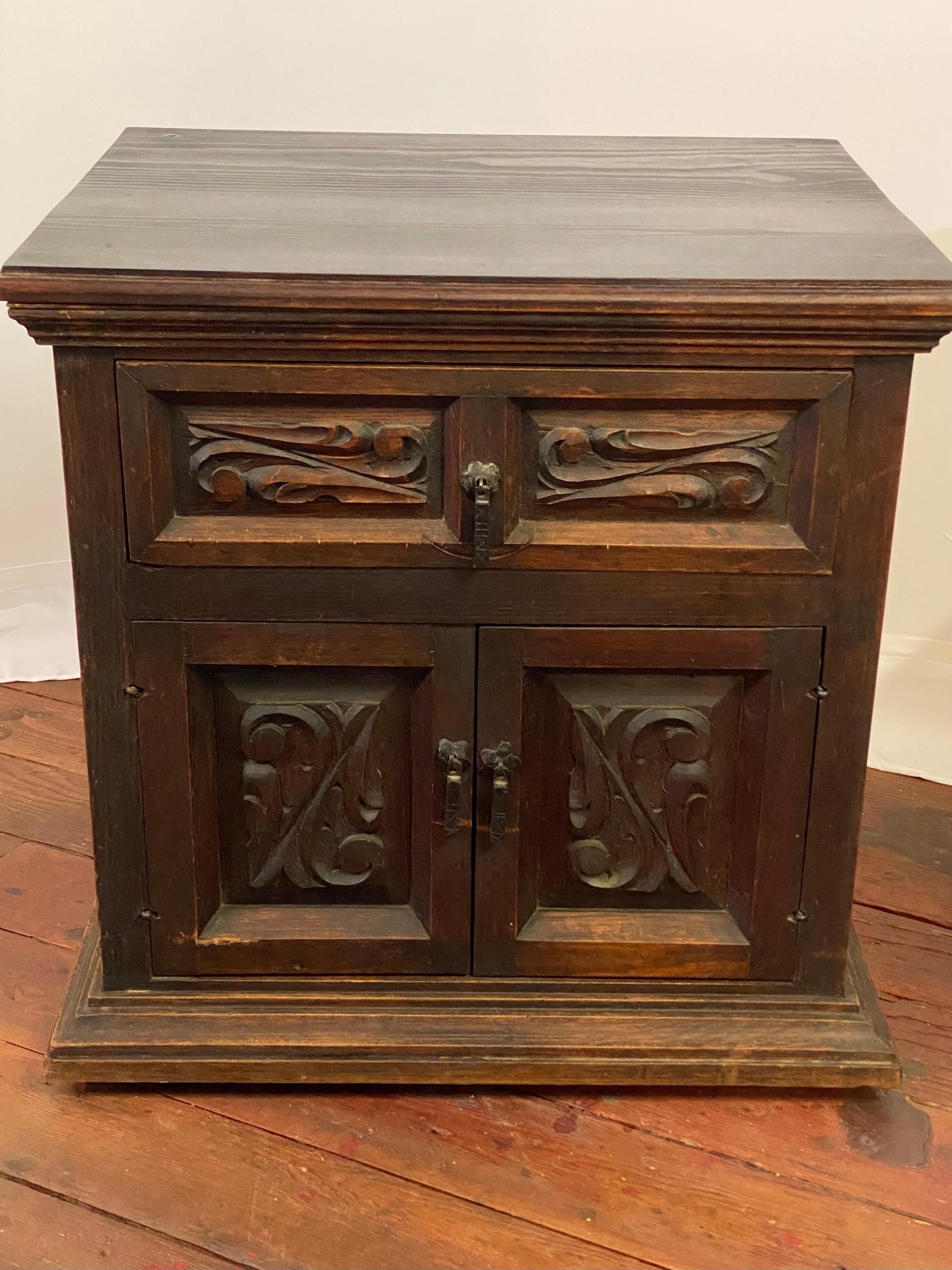 Mexicain Paire de tables d'appoint à panneaux en relief de style Hacienda, sculptées à la main, datant des années 1960 en vente