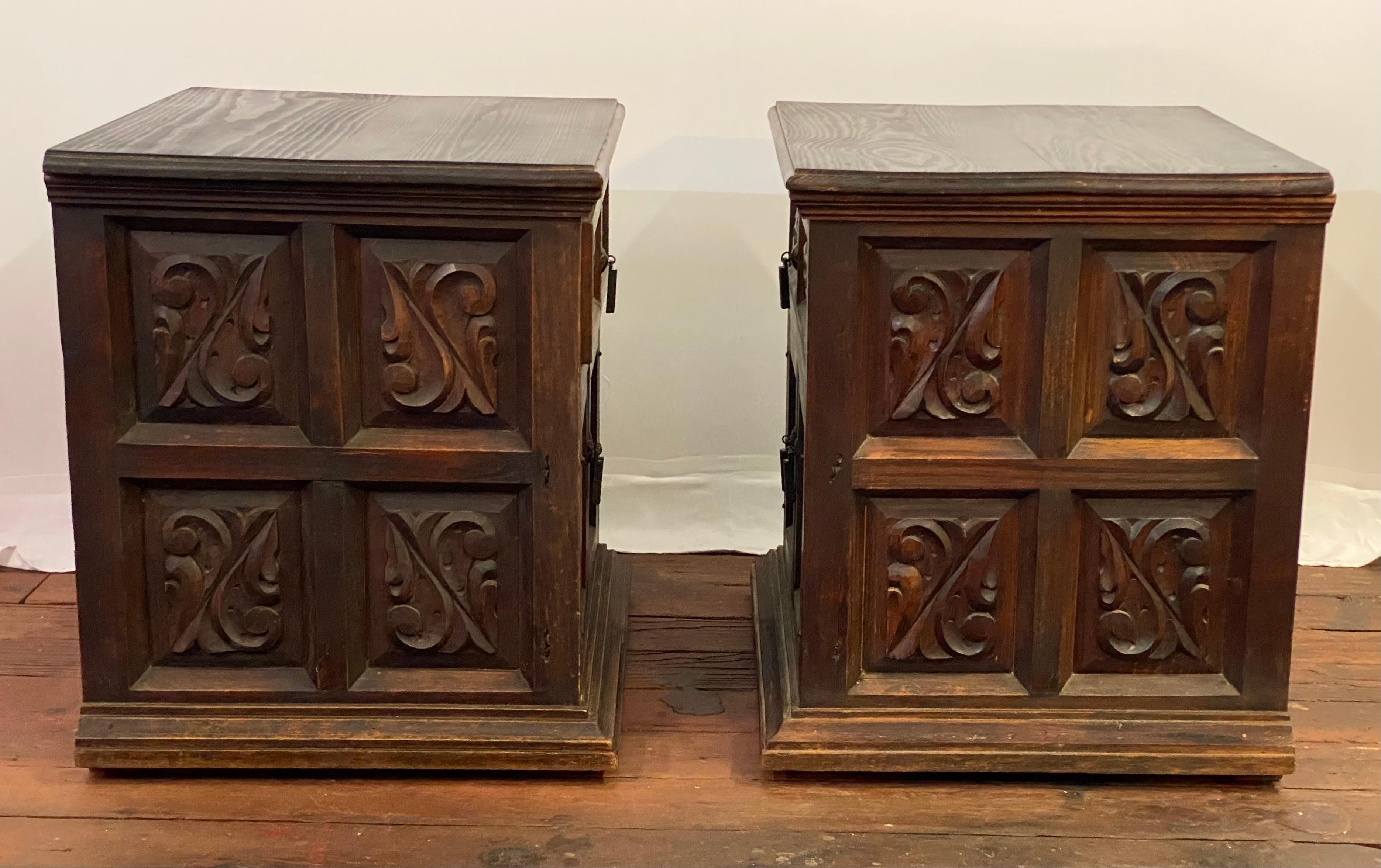 Sculpté Paire de tables d'appoint à panneaux en relief de style Hacienda, sculptées à la main, datant des années 1960 en vente