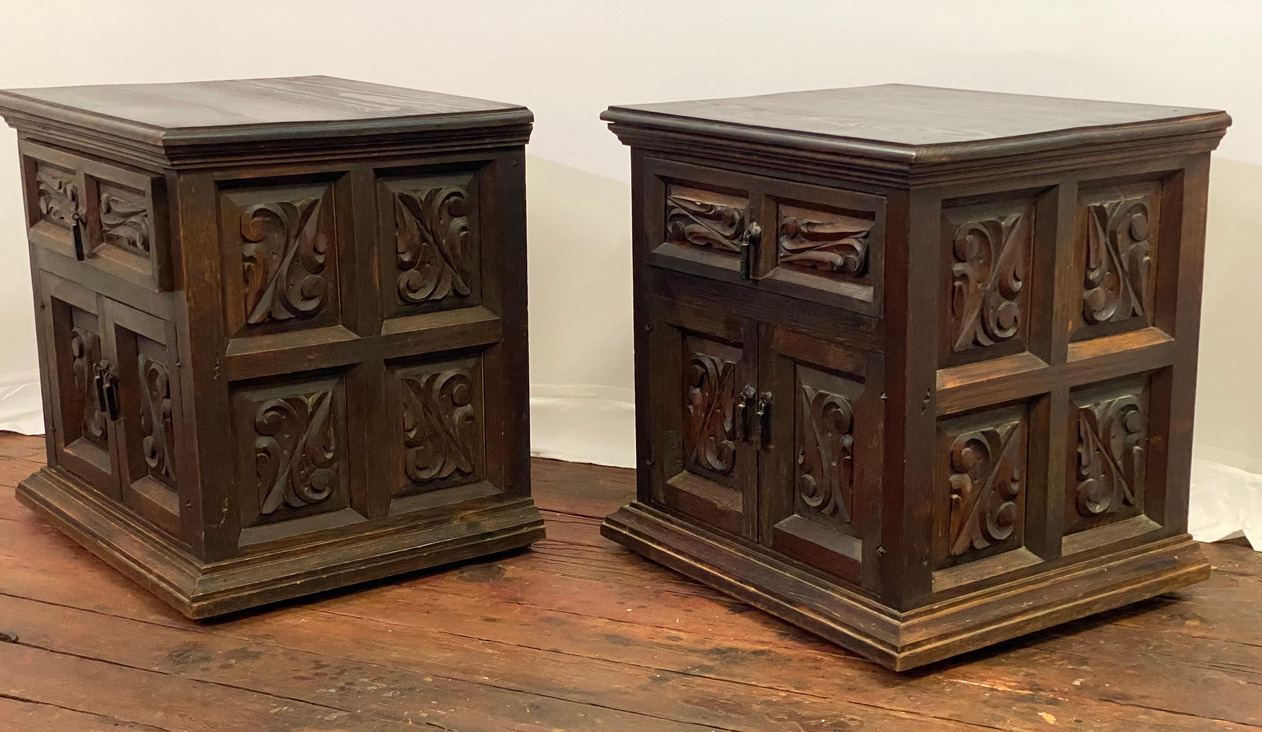 Paire de tables d'appoint à panneaux en relief de style Hacienda, sculptées à la main, datant des années 1960 Bon état - En vente à Garnerville, NY
