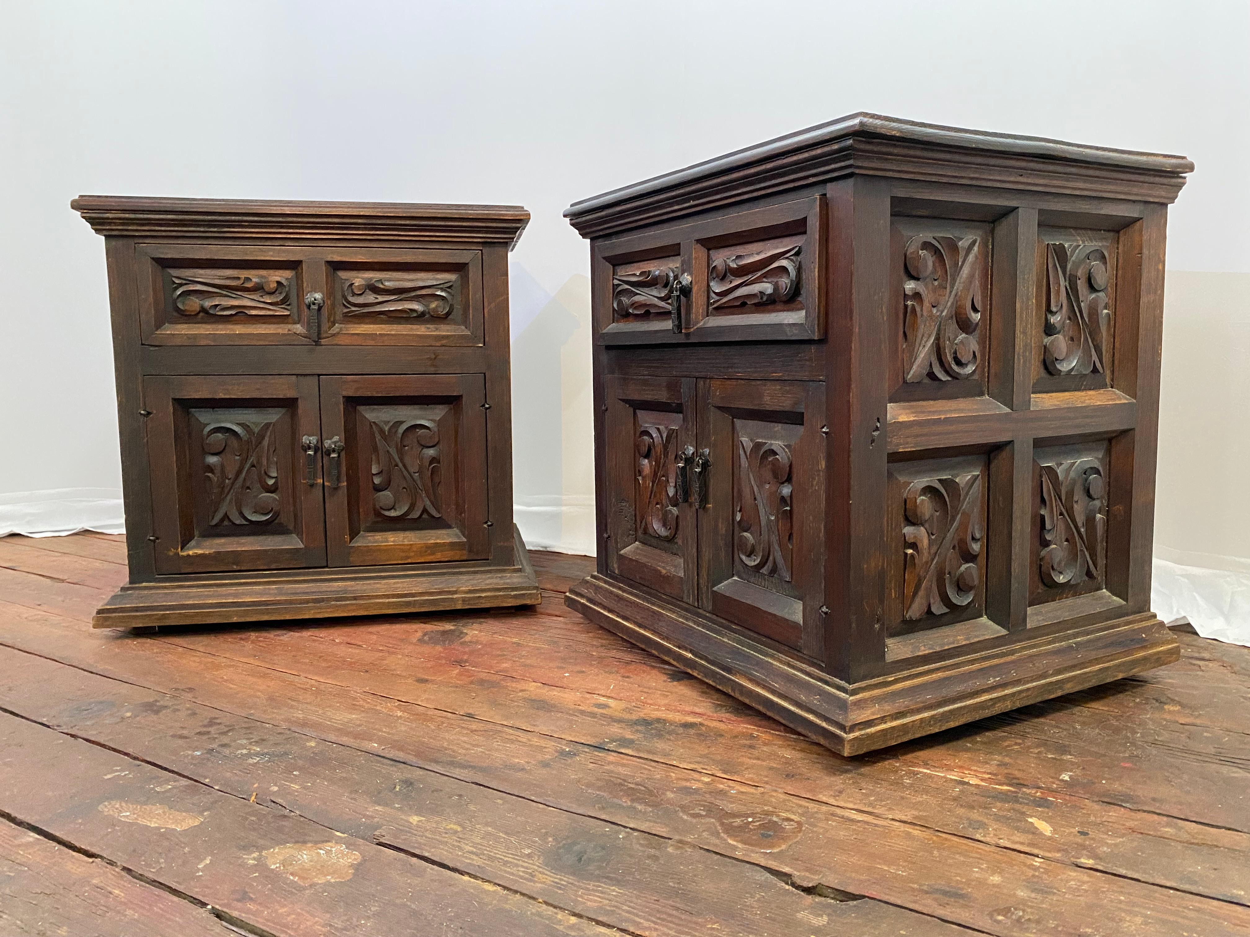 Milieu du XXe siècle Paire de tables d'appoint à panneaux en relief de style Hacienda, sculptées à la main, datant des années 1960 en vente