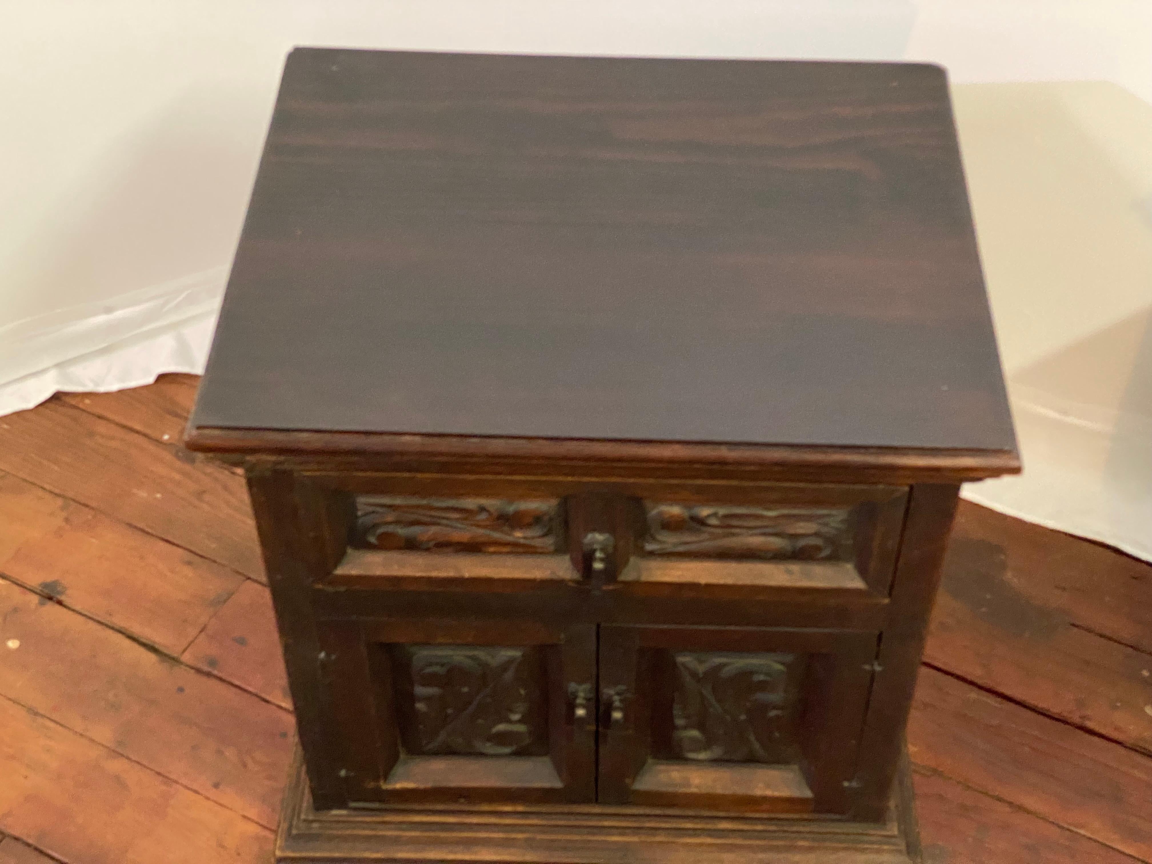 Fer Paire de tables d'appoint à panneaux en relief de style Hacienda, sculptées à la main, datant des années 1960 en vente