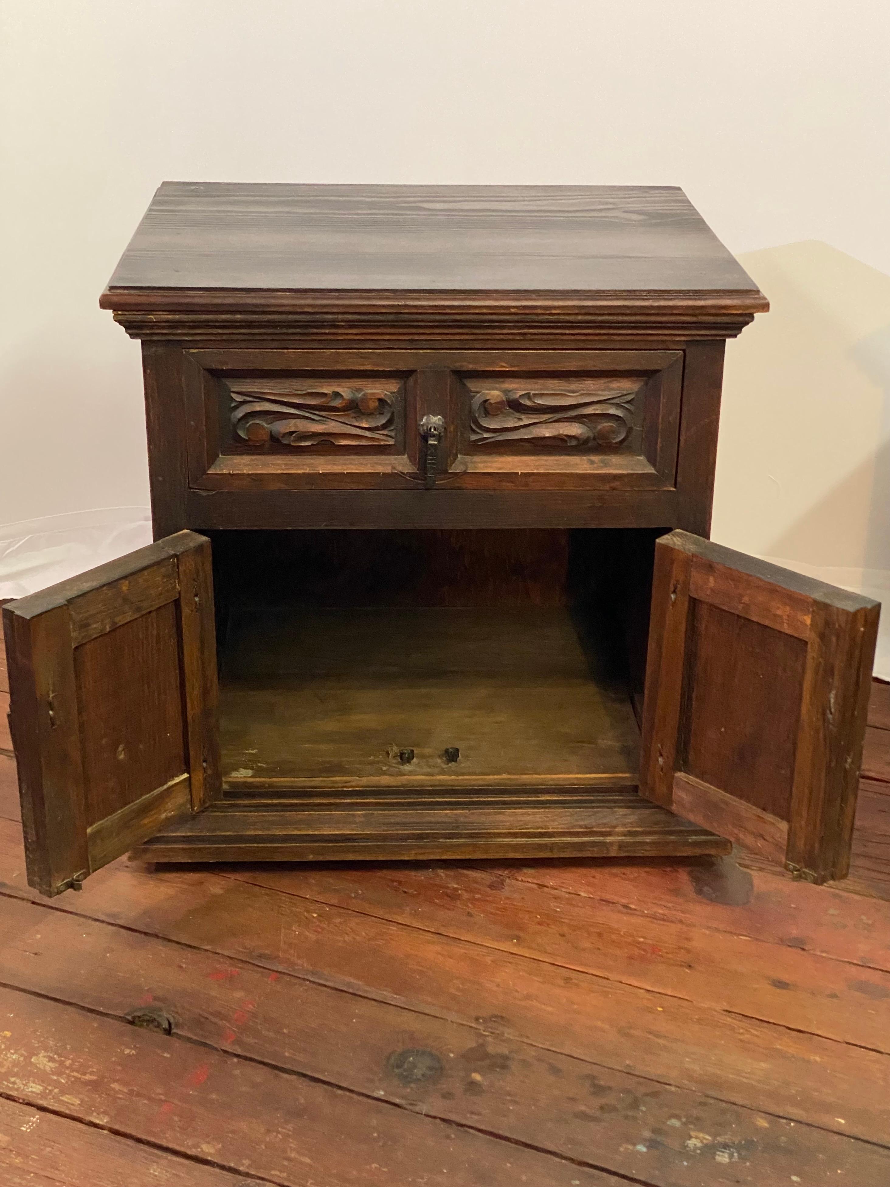Paire de tables d'appoint à panneaux en relief de style Hacienda, sculptées à la main, datant des années 1960 en vente 1