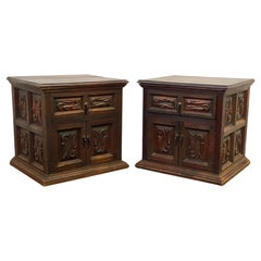 Paire de tables d'appoint à panneaux en relief de style Hacienda, sculptées à la main, datant des années 1960