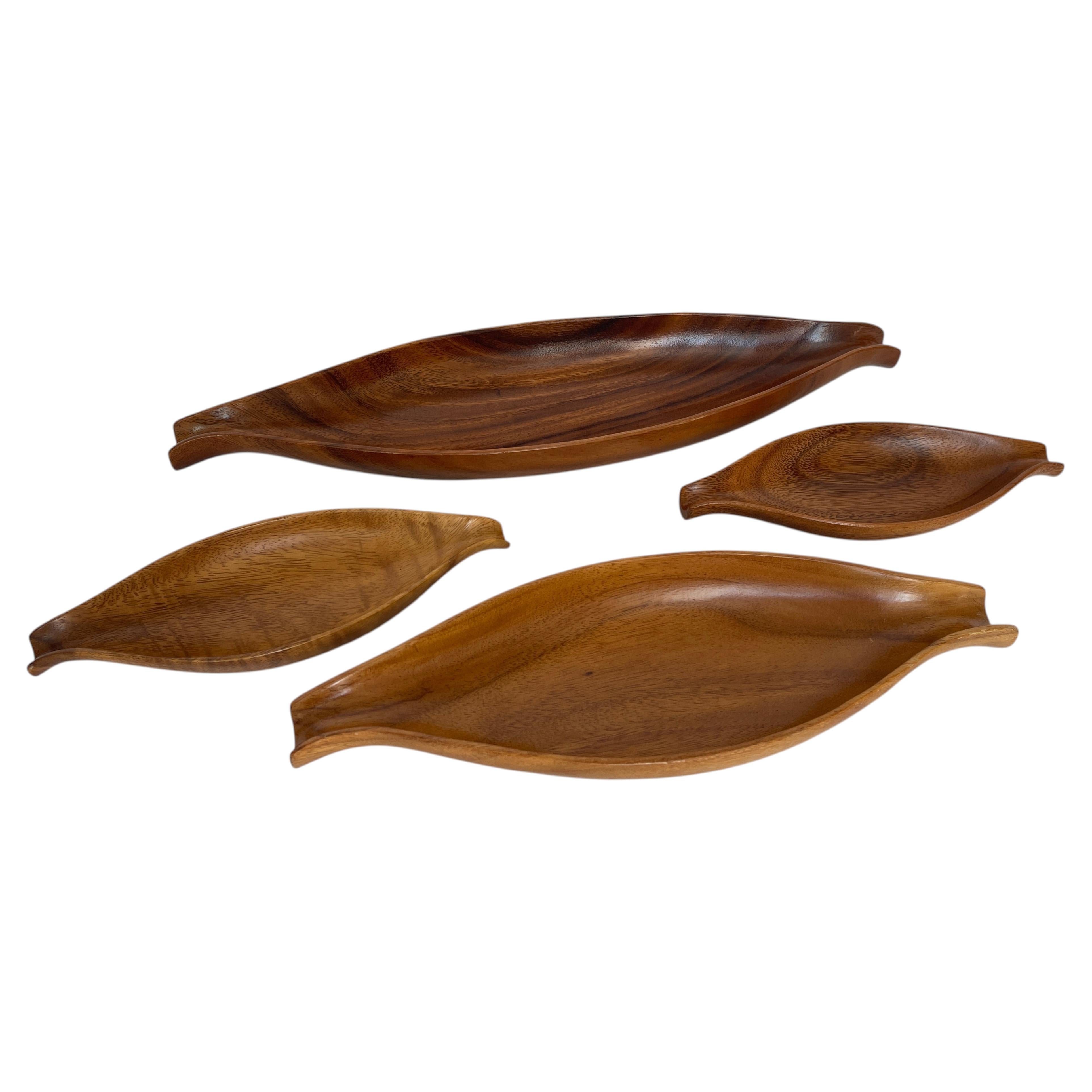 Plateau de service / Centre de table en bois sculpté à la main, datant des années 1960, représentant une cosse de singe en vente