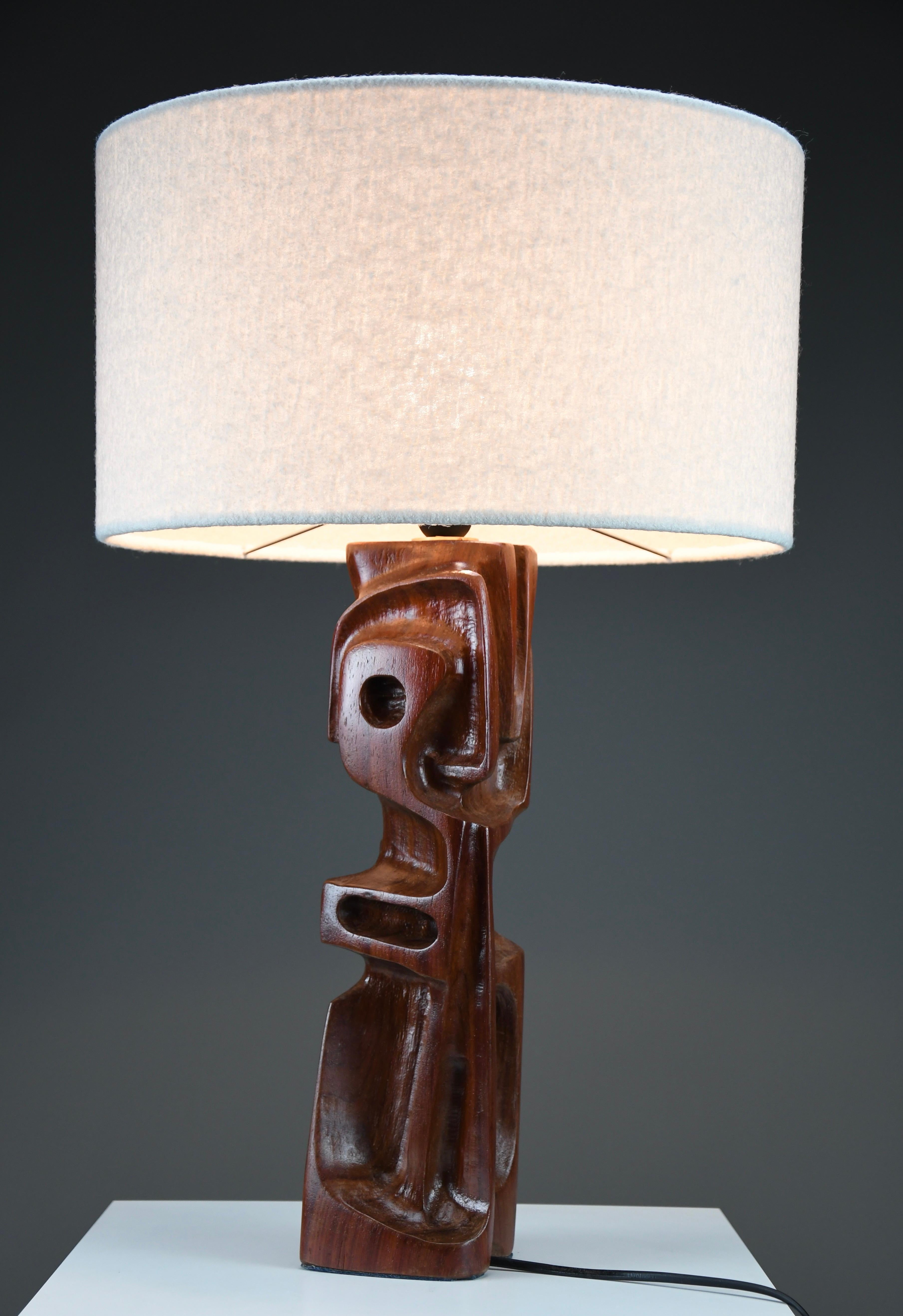 Eine auffallende und seltene handgeschnitzte Tischlampe von Gianni Pinna, die in den 1960er Jahren in Italien hergestellt wurde. Dieses skulpturale Stück ist ein Beispiel für die italienische Kunst der Jahrhundertmitte, mit kühnen, abstrakten Linien
