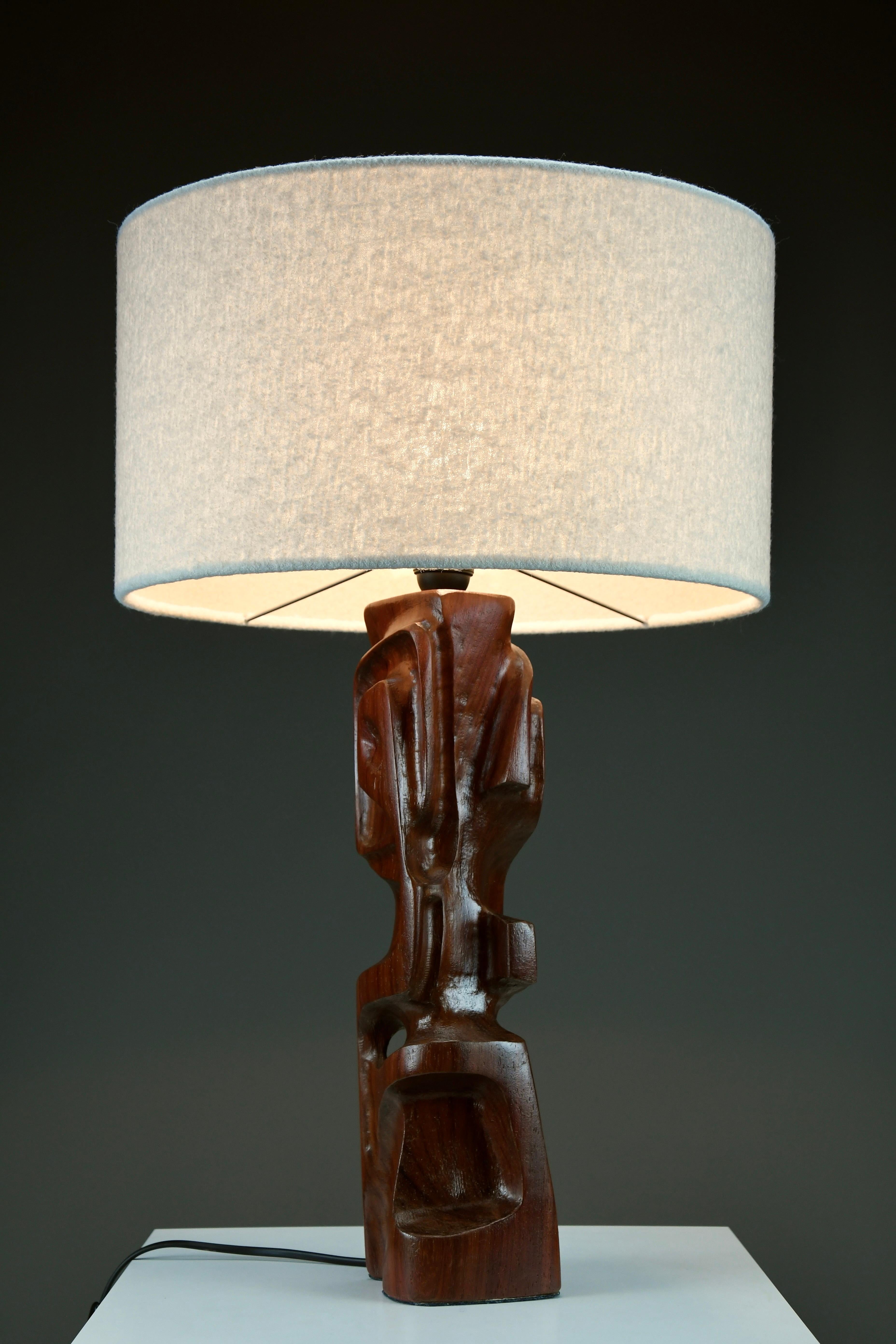 1960er Handgeschnitzte Tischlampe von Gianni Pinna - Italienische Mitte des Jahrhunderts im Zustand „Gut“ im Angebot in Weesp, NL