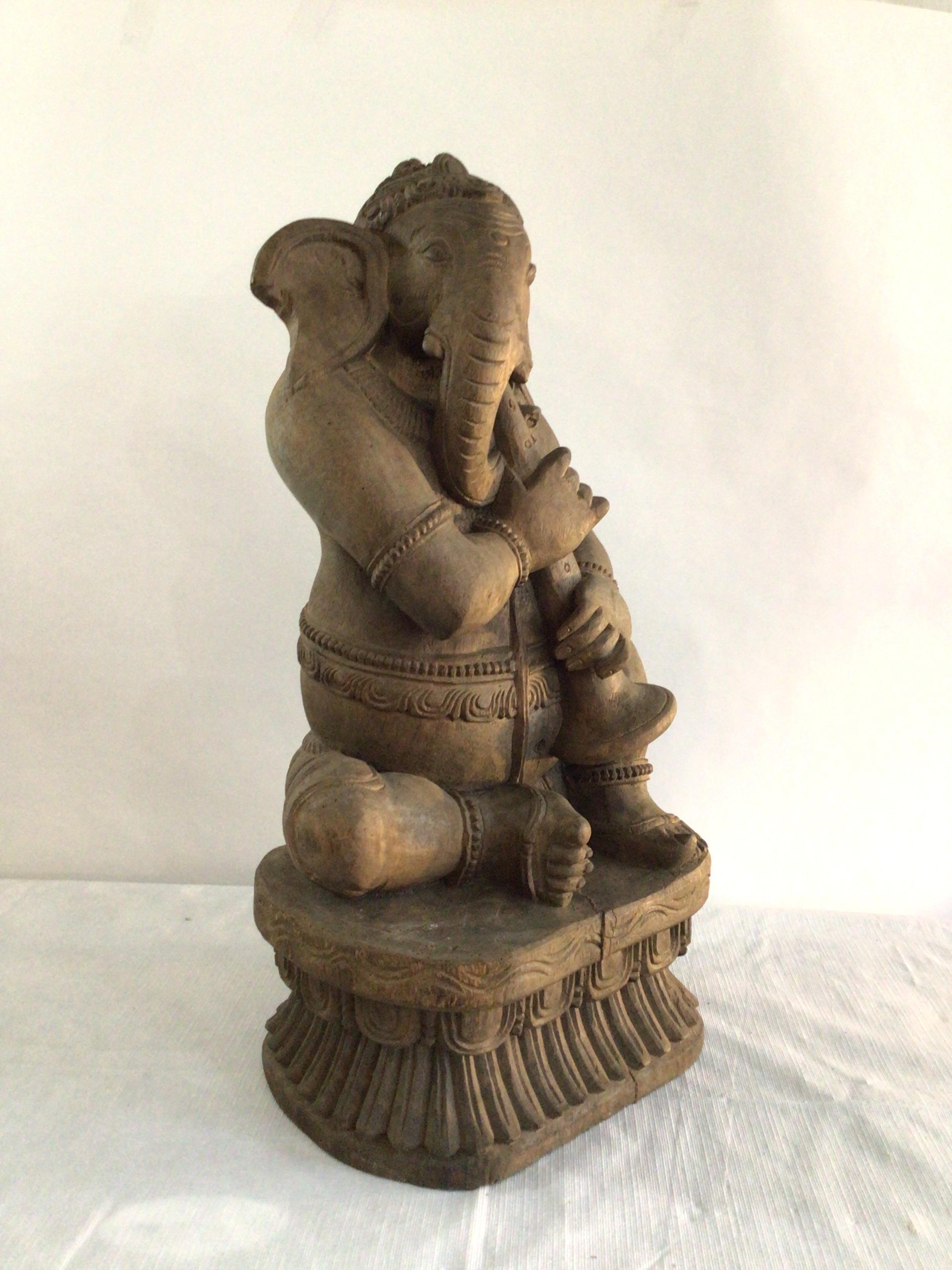 1960er Jahre Handgeschnitzter Elefant aus Thailand, der ein Horn spielt 
Alles Holz
Musiker Ganesh / Musiker Ganesha
Thailand Ganesh
Ganesh als Musiker, der wie Shiva dem Universum Rhythmus verleiht