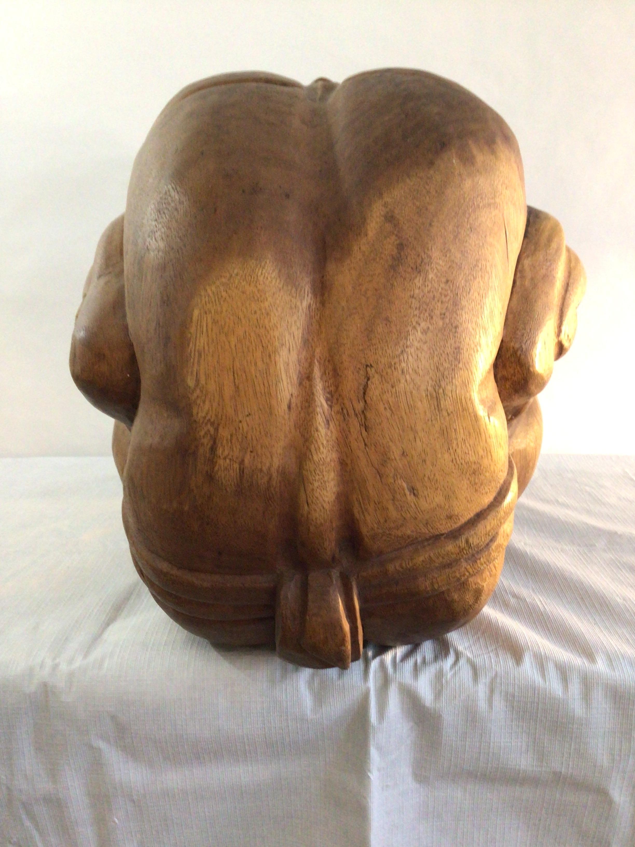 Sculpté à la main 1960s Sculpture en bois sculptée à la main d'un homme en train de prier / pleurer en vente