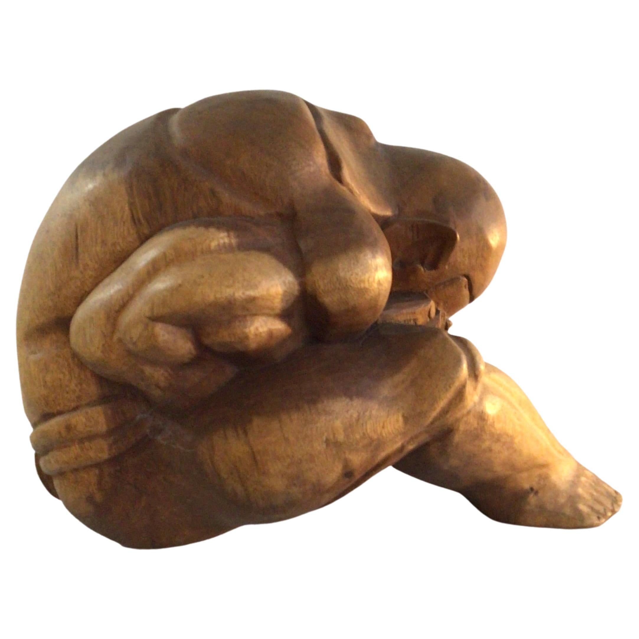1960s Sculpture en bois sculptée à la main d'un homme en train de prier / pleurer
