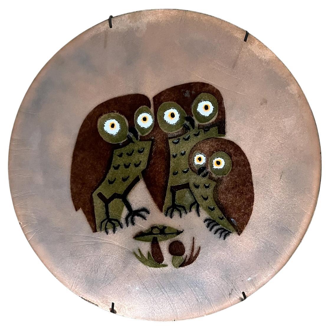 Assiette OWL en émail faite à la main des années 1960 par Annemarie Davidson Sierra Madre, Californie