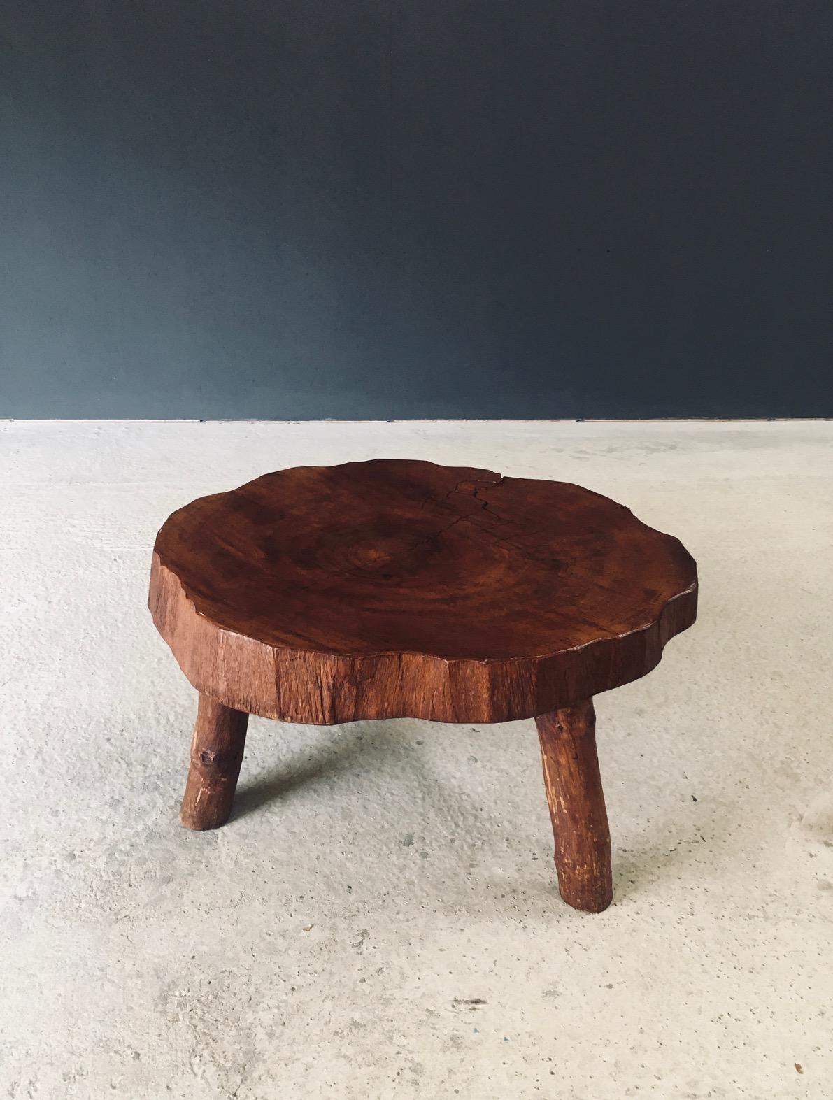 1960's Hand Crafted Tripod Teak Tree Trunk Coffee Table In Good Condition For Sale In Oud-Turnhout, VAN
