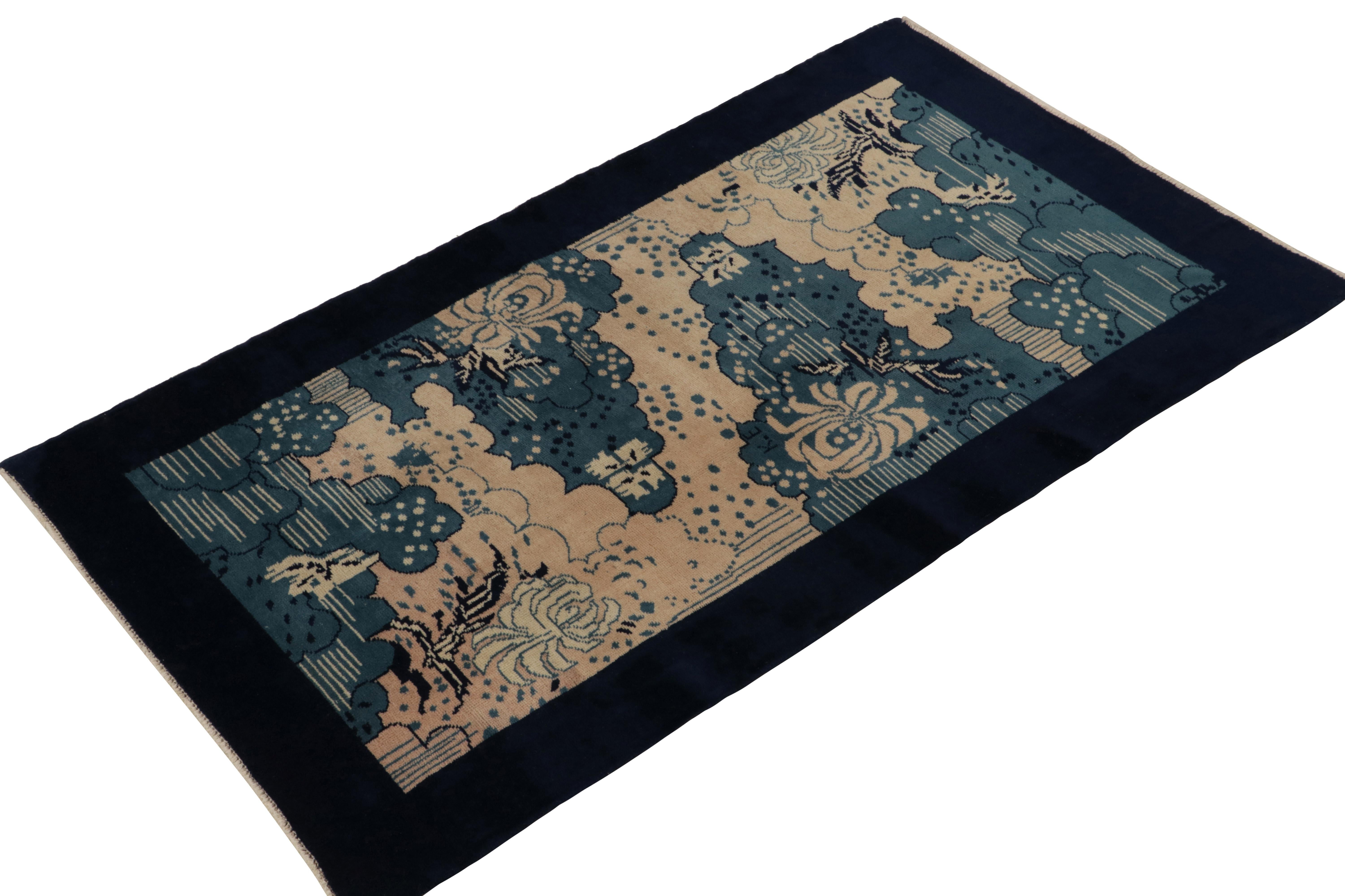 Art déco Tapis déco vintage noué à la main des années 1960, à motif floral bleu et crème, par Rug & Kilim en vente