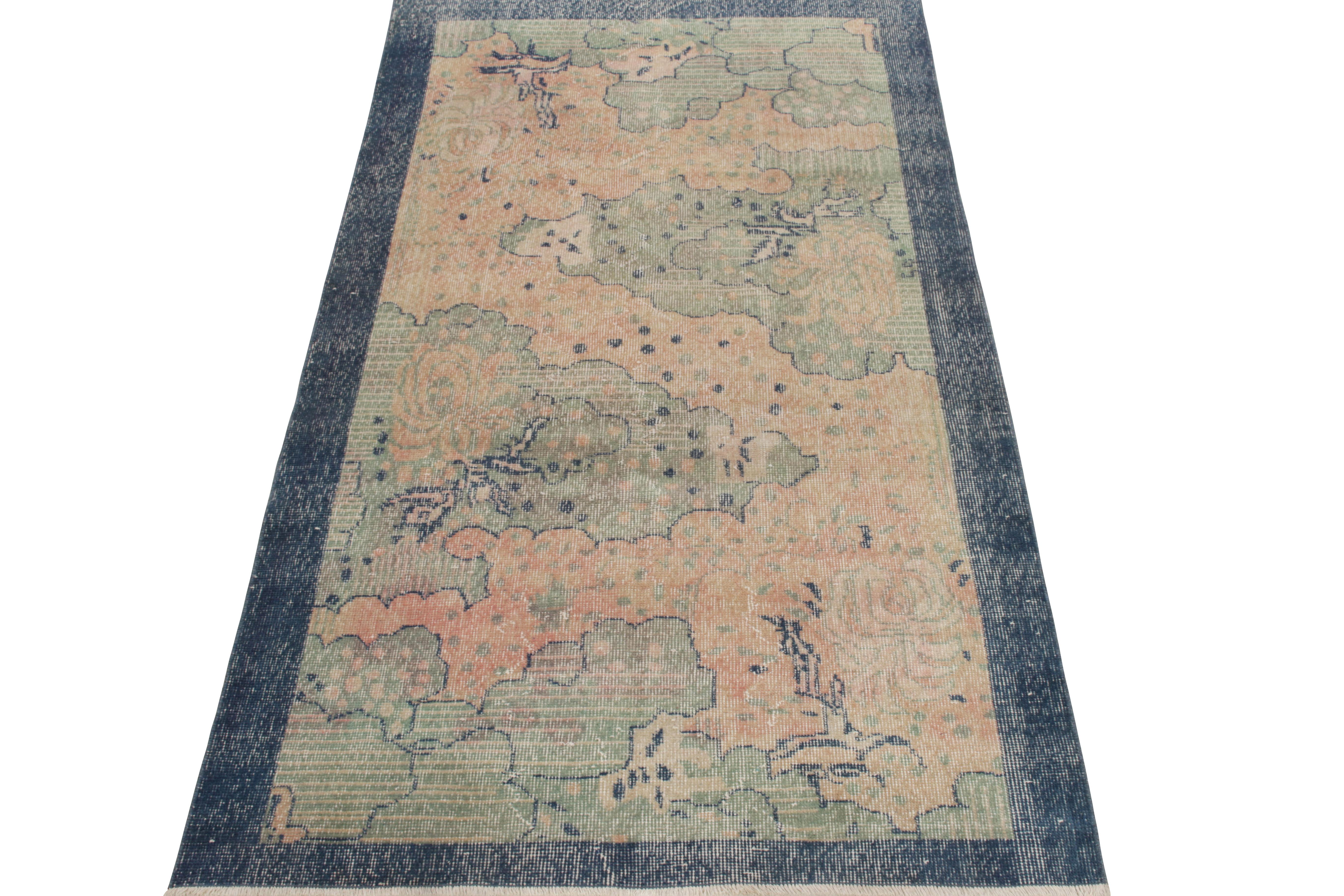 Annodato a mano in vello di lana a pelo basso proveniente dalla Turchia verso il 1960-1970, un tappeto Art Deco vintage 4x7 di un lignaggio iconico, della collezione Mid-Century Pasha di Rug & Kilim. Commemora le opere raccolte di un artista turco