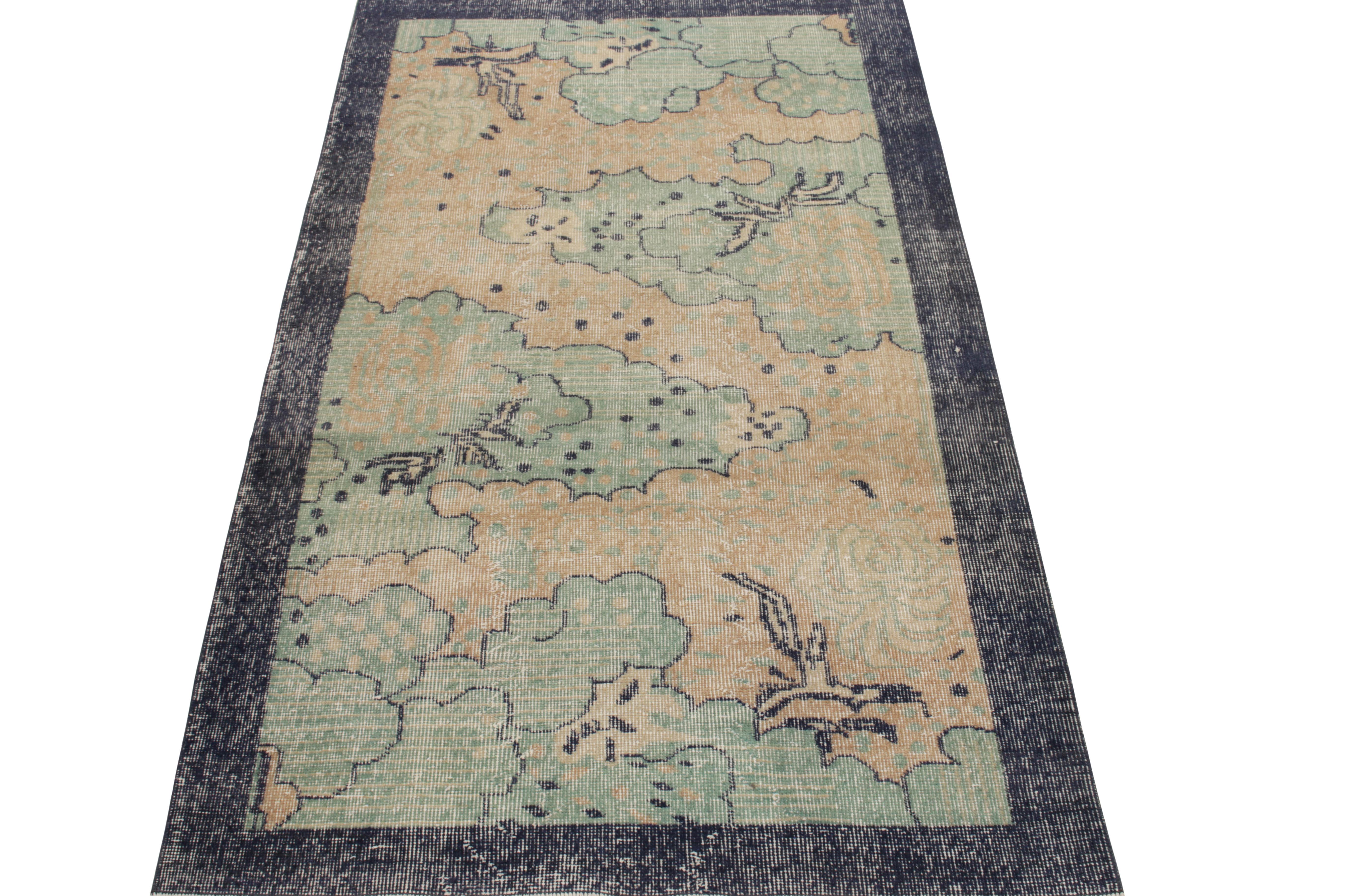 Dieser handgeknüpfte Teppich mit niedrigem, geschorenem Wollflor aus der Türkei (ca. 1960-1970) ist ein klassischer 4x7 Art-Déco-Teppich von ikonischer Herkunft aus der Mid-Century Pasha Collection von Rug & Kilim. Zur Erinnerung an die gesammelten