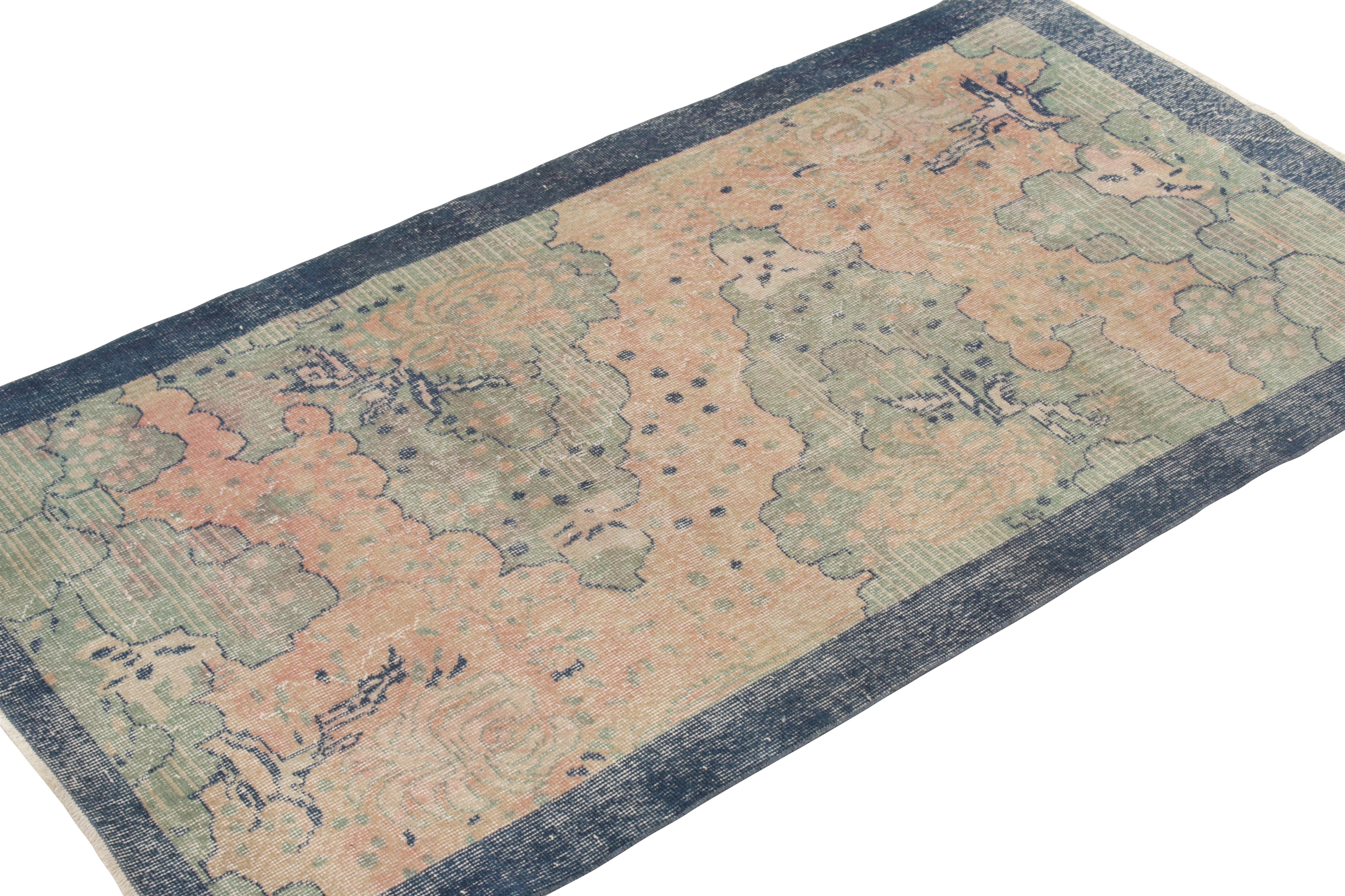 Art Déco Tappeto Vintage Distressed Deco anni '60 annodato a mano in blu floreale di Rug & Kilim in vendita