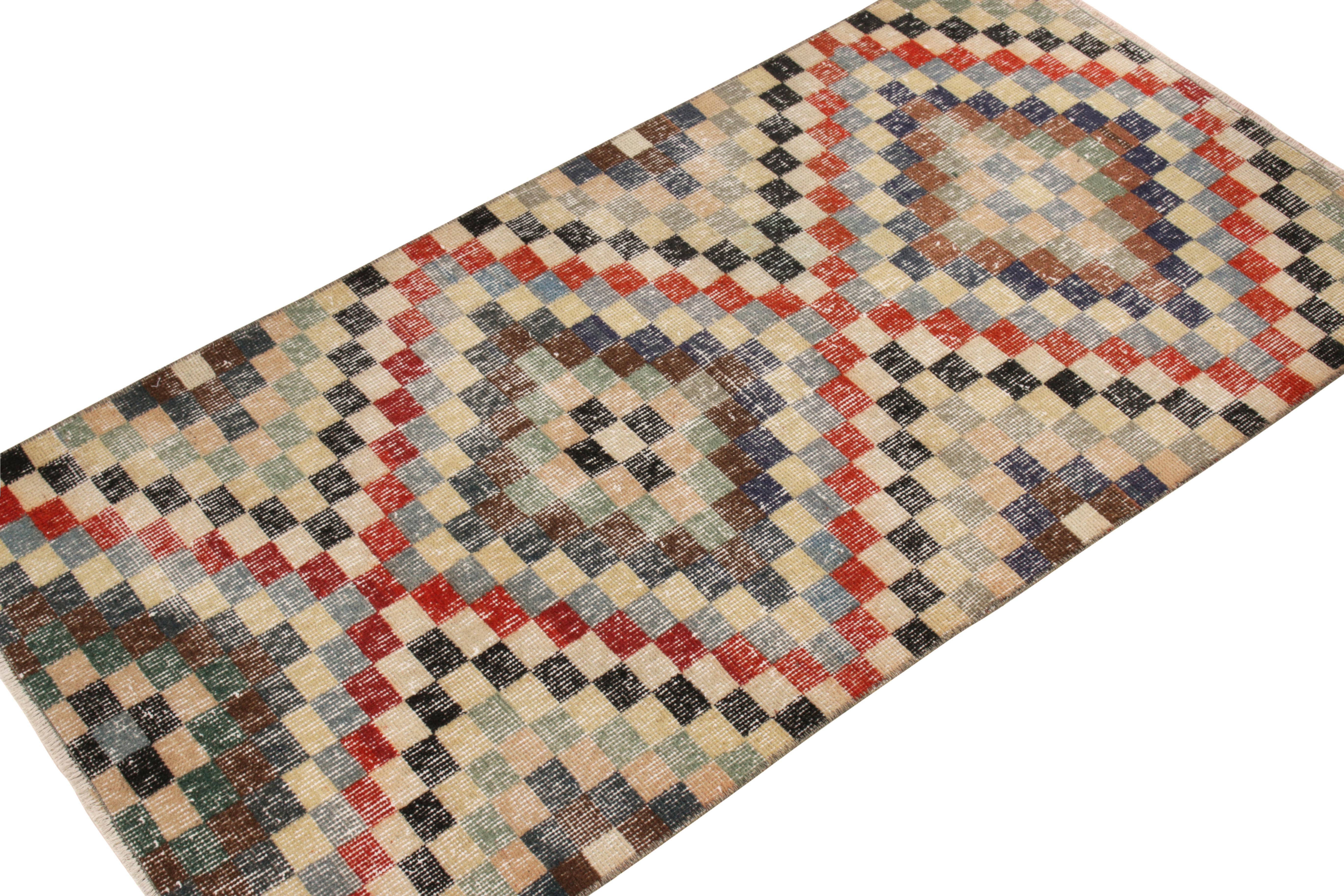 Vintage-Teppich im Used-Stil aus den 1960er Jahren in Beige-Braun mit geometrischem Muster von Teppich & Kelim (Art déco) im Angebot