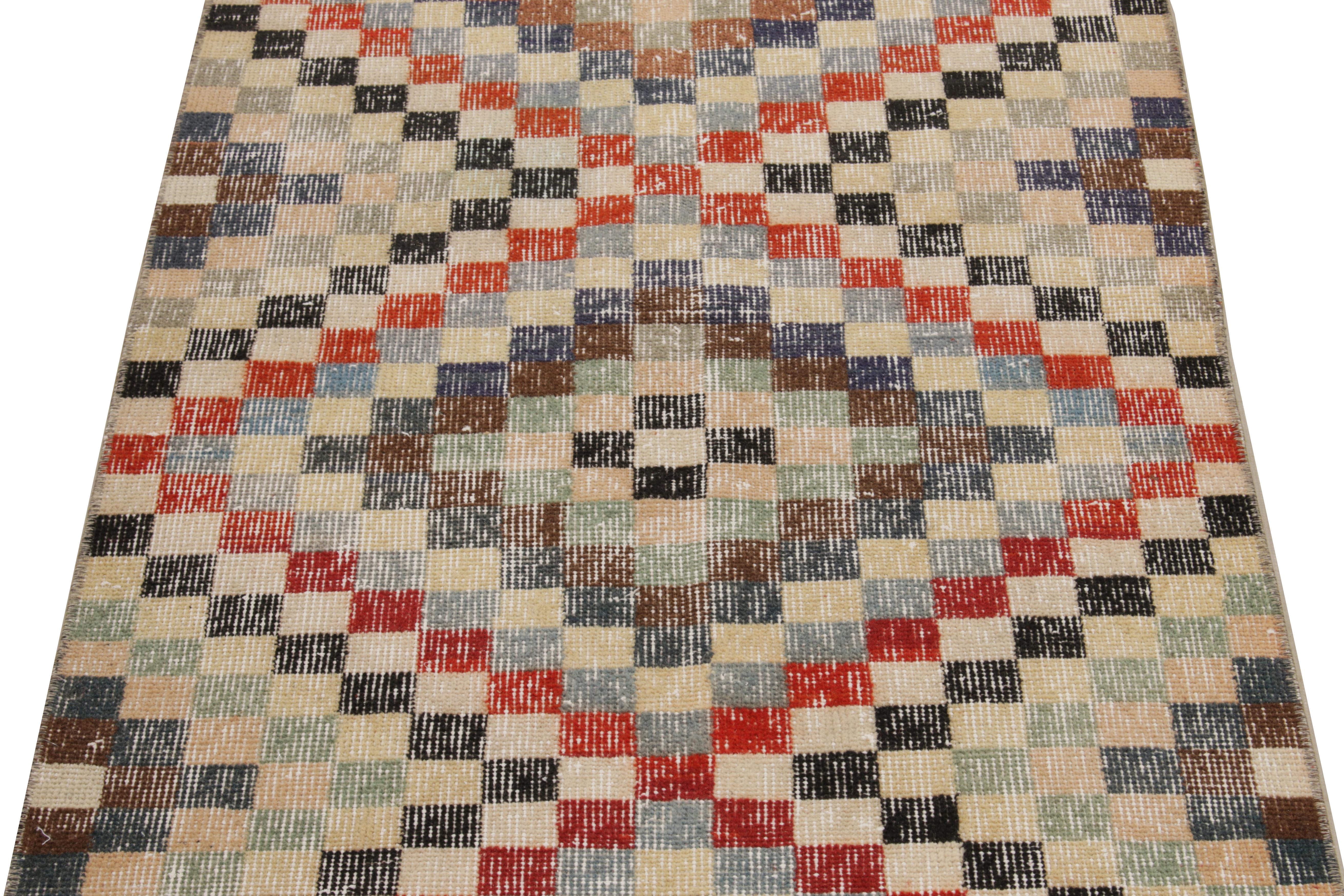 Vintage-Teppich im Used-Stil aus den 1960er Jahren in Beige-Braun mit geometrischem Muster von Teppich & Kelim (Türkisch) im Angebot
