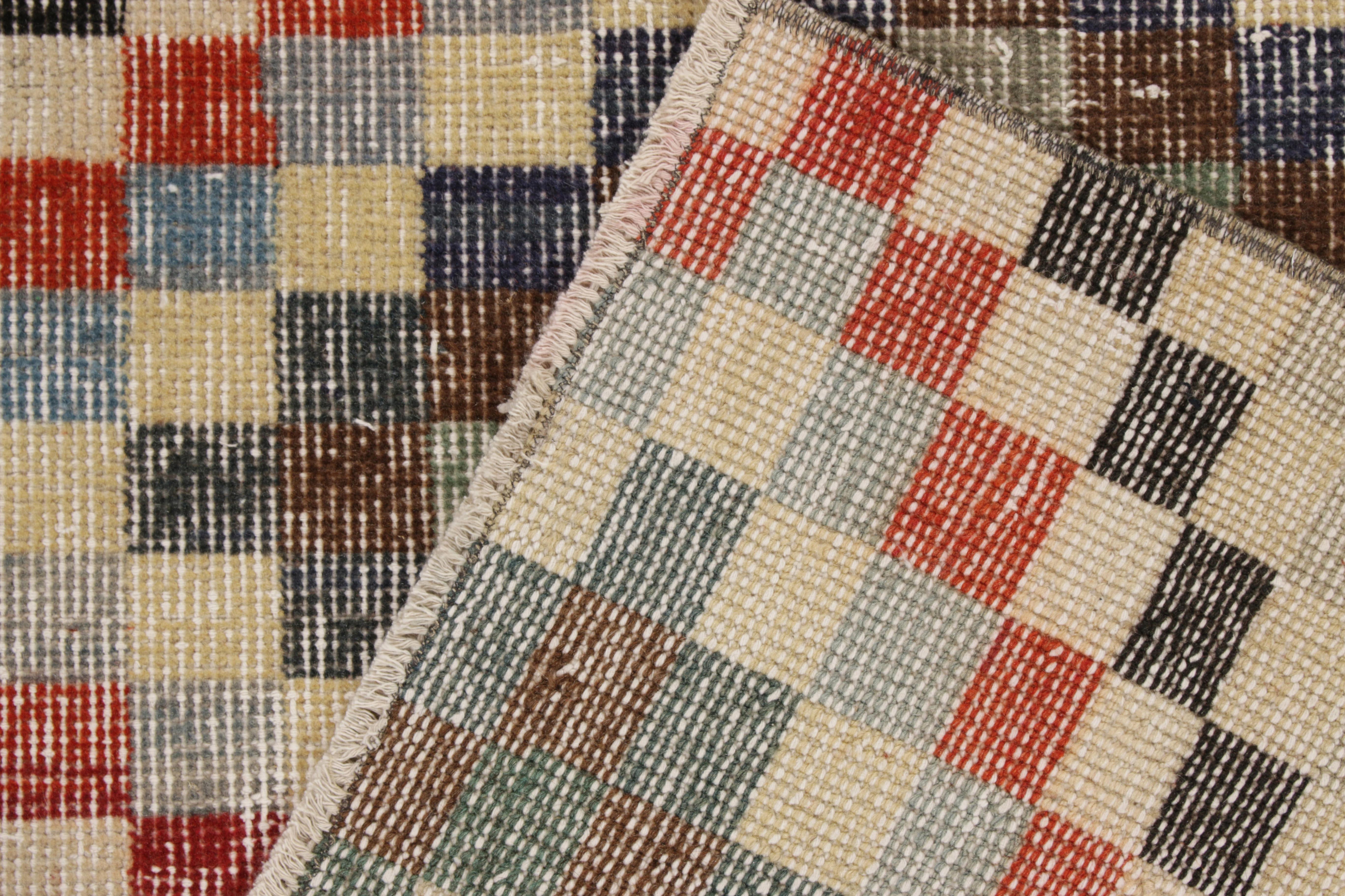 Vintage-Teppich im Used-Stil aus den 1960er Jahren in Beige-Braun mit geometrischem Muster von Teppich & Kelim (Handgeknüpft) im Angebot
