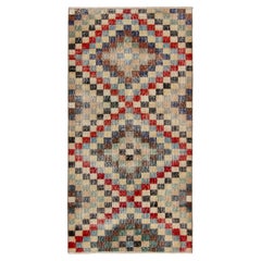 Alfombra vintage envejecida de los años 60 en beige-marrón, diseño geométrico by Rug & Kilim