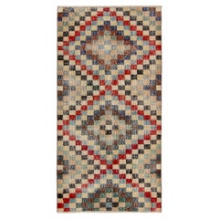 Tapis vintage vieilli des années 1960 en beige-marron, motif géométrique de Rug & Kilim