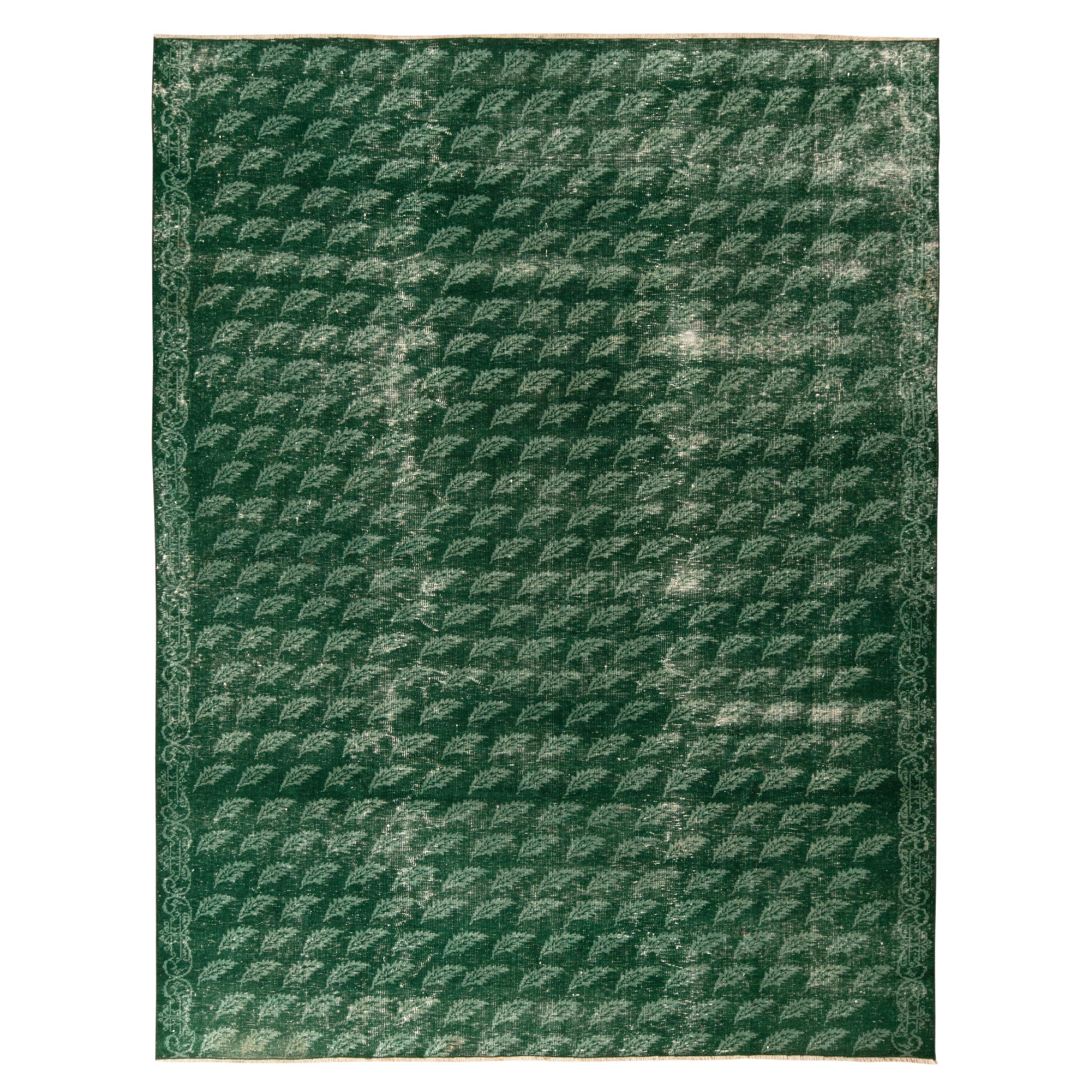 Handgeknüpfter Vintage-Teppich im Used-Stil aus den 1960er Jahren mit grünem Blumenmuster von Teppich & Kelim