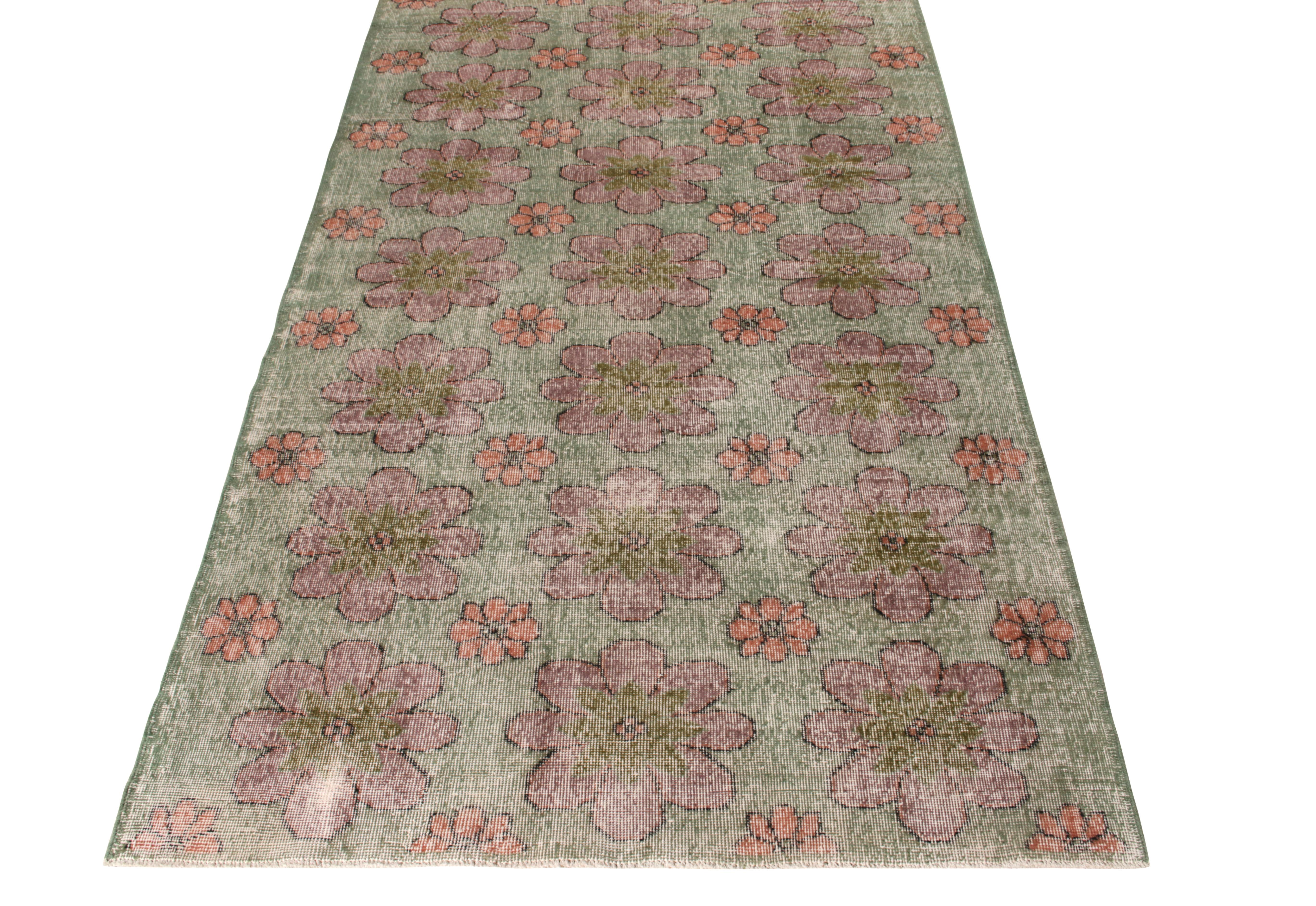 Dieser handgeknüpfte Wollteppich aus der Türkei (ca. 1960-1970) ist ein Vintage-Teppich im Format 5x9 aus der wachsenden Mid-Century Pasha Collection von Rug & Kilim. Eine Linie, die die gesammelten Werke eines multidisziplinären türkischen