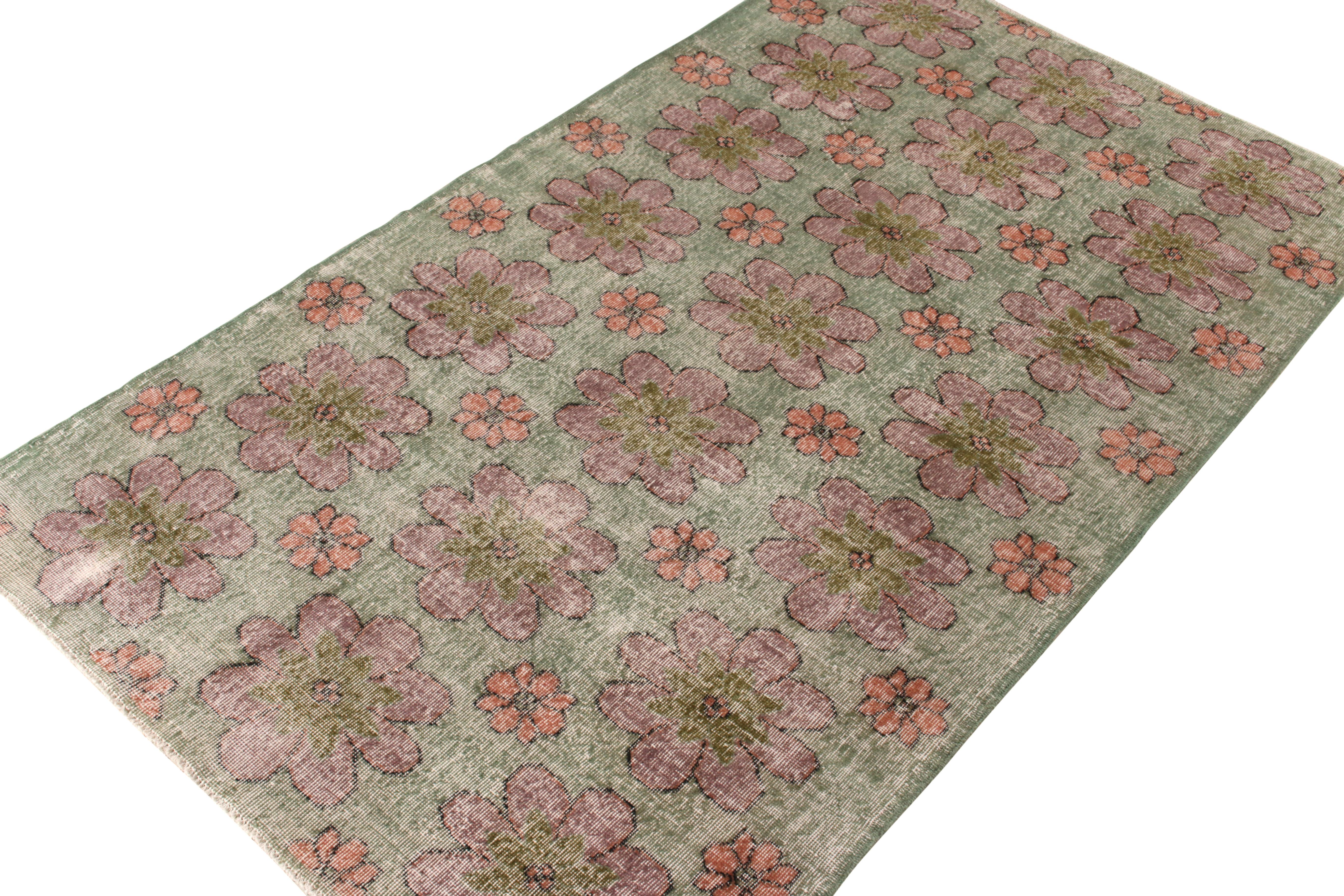 Handgeknüpfter Vintage-Teppich im Used-Stil aus den 1960er Jahren mit grünem Blumenmuster von Teppich & Kelim (Art déco) im Angebot