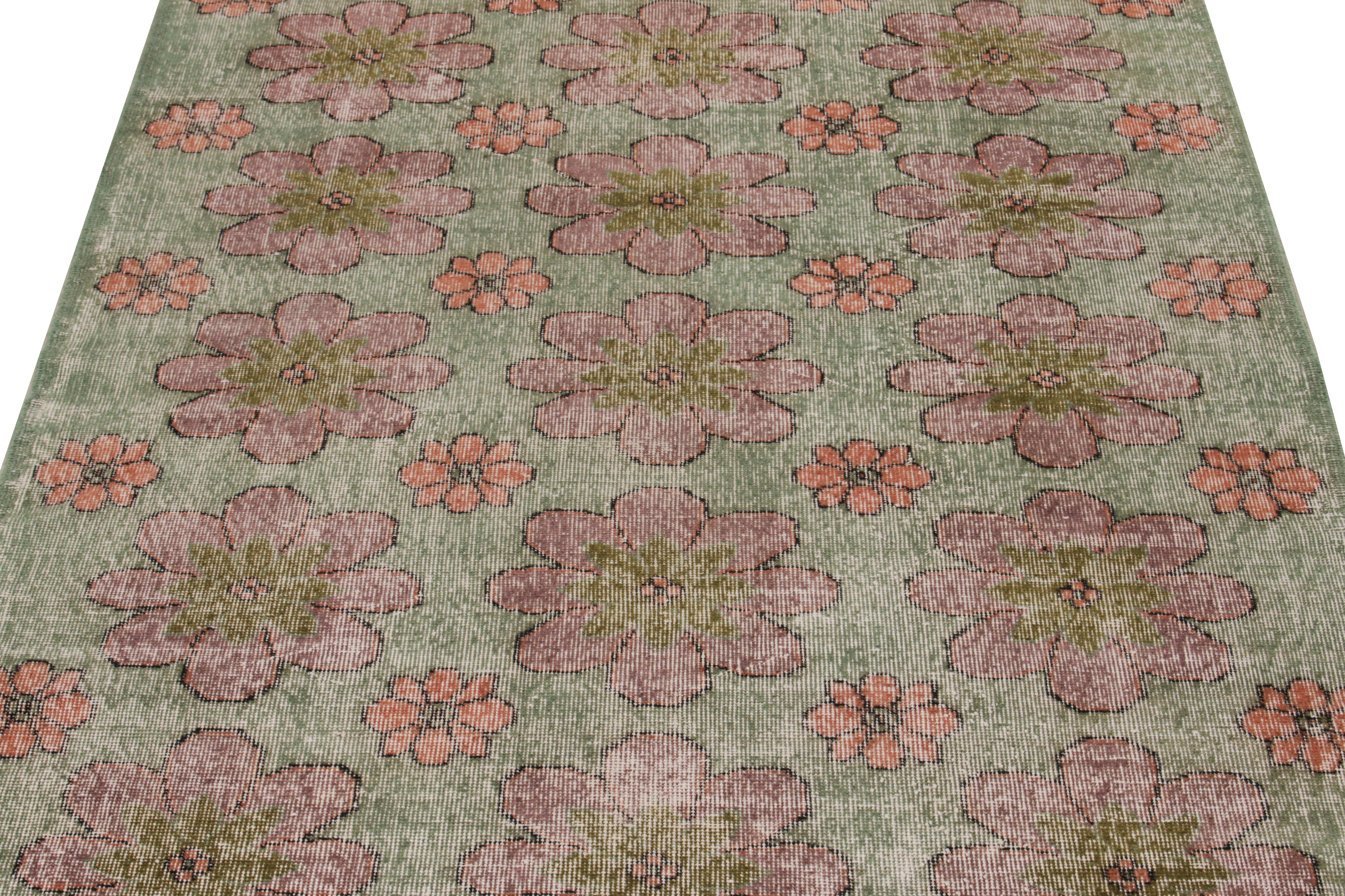 Handgeknüpfter Vintage-Teppich im Used-Stil aus den 1960er Jahren mit grünem Blumenmuster von Teppich & Kelim (Türkisch) im Angebot