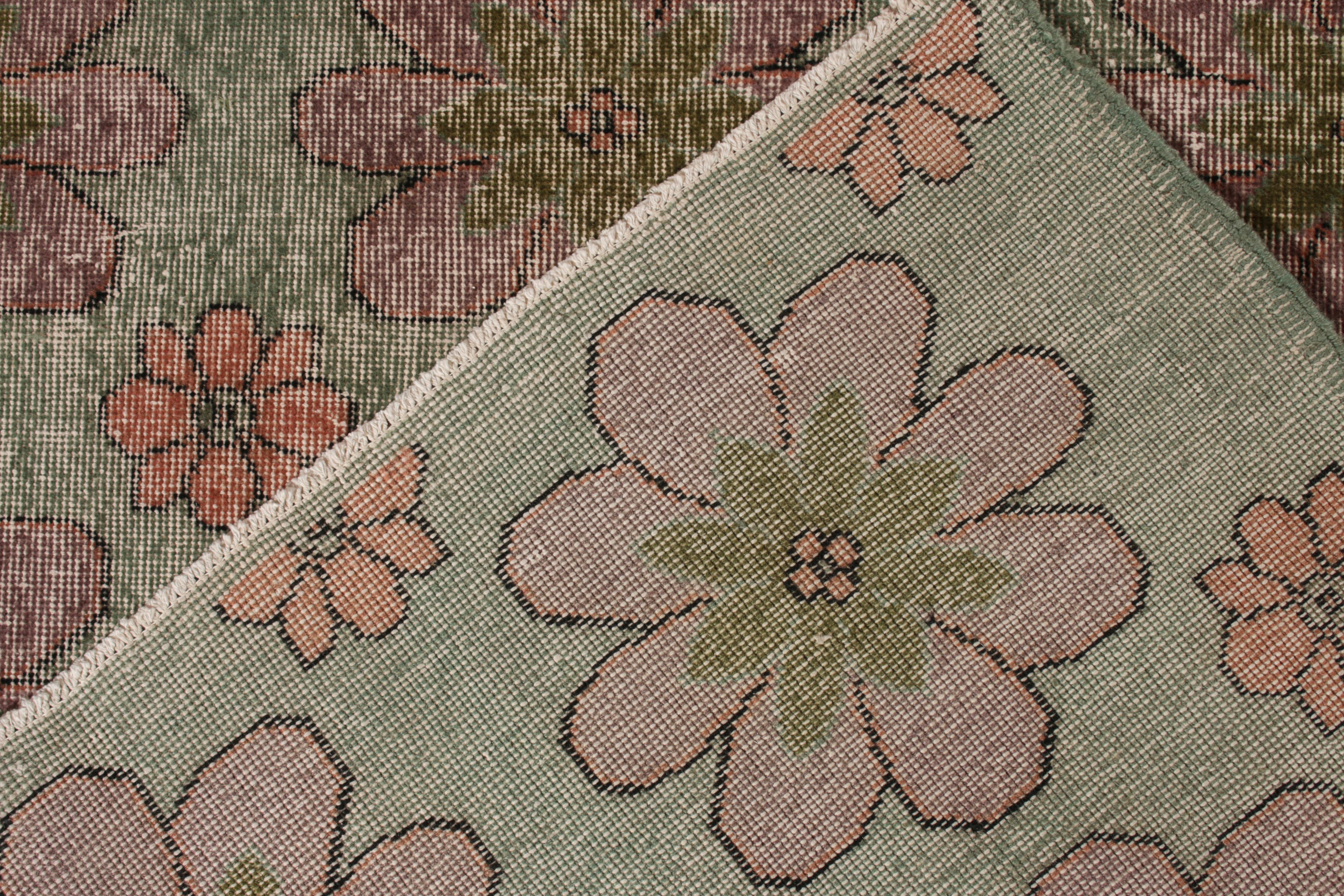 Handgeknüpfter Vintage-Teppich im Used-Stil aus den 1960er Jahren mit grünem Blumenmuster von Teppich & Kelim im Zustand „Gut“ im Angebot in Long Island City, NY