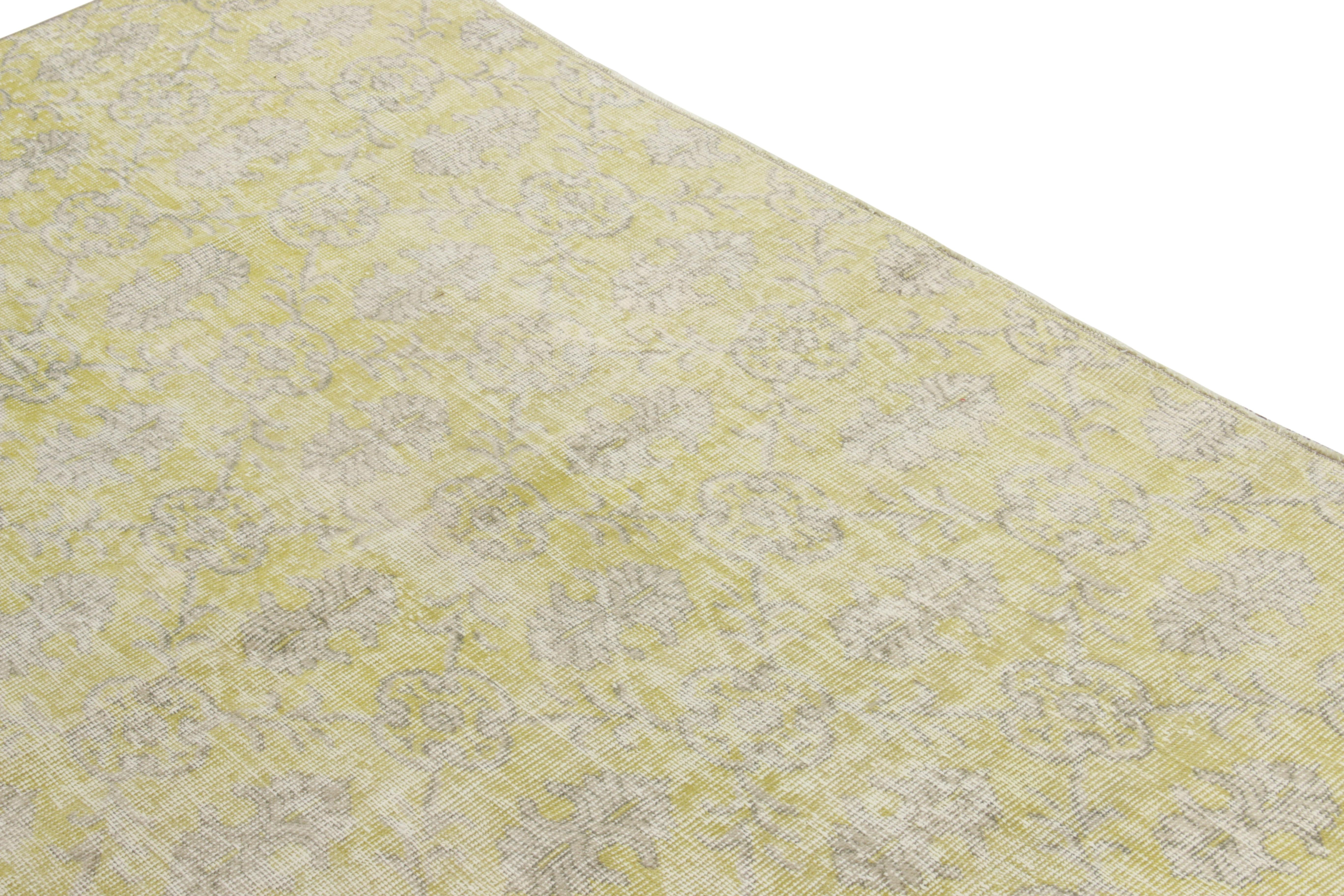 1960er Handgeknüpfter Vintage-Teppich in Zitrone, graues Blumenmuster von Rug & Kilim (Türkisch) im Angebot