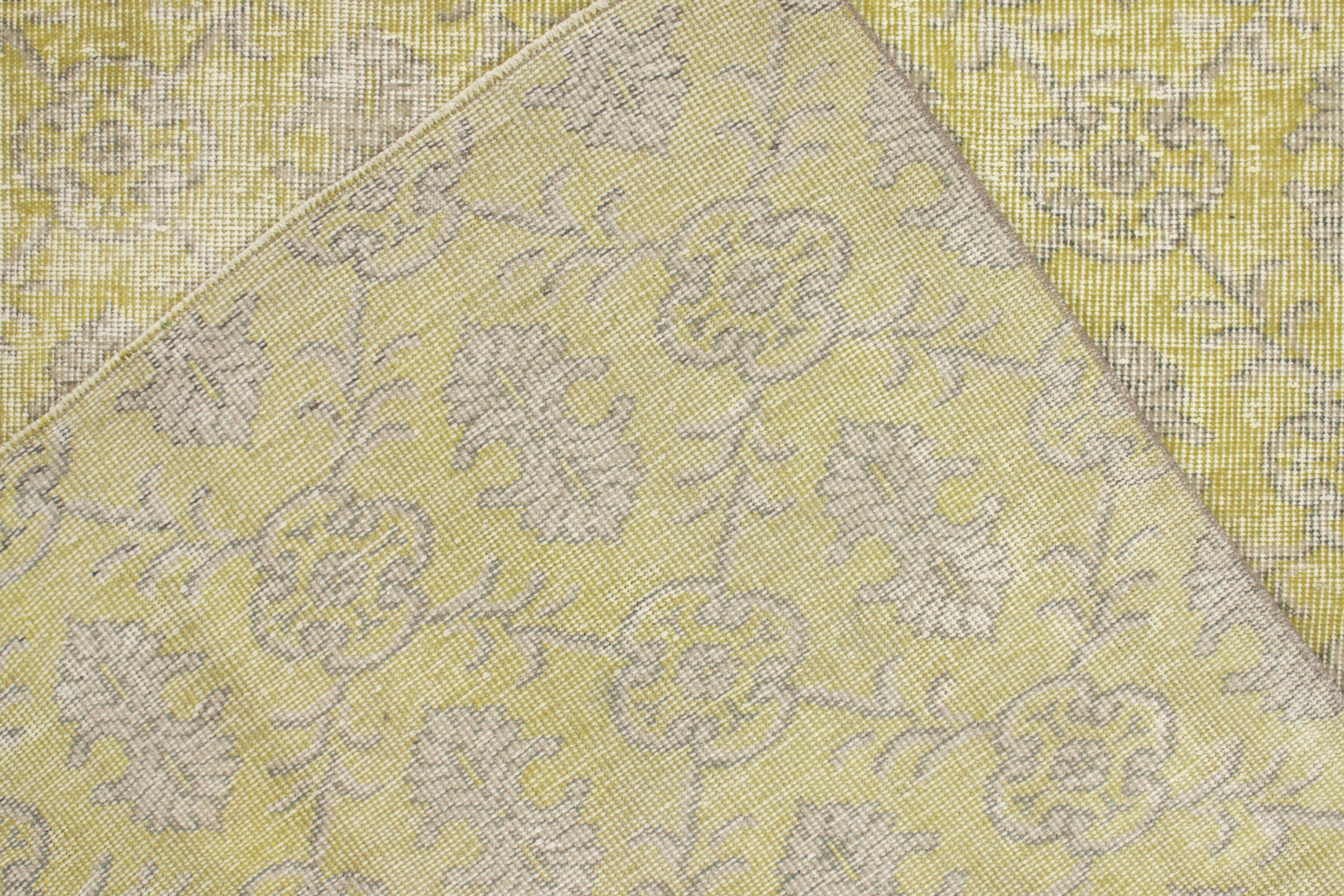 1960er Handgeknüpfter Vintage-Teppich in Zitrone, graues Blumenmuster von Rug & Kilim im Zustand „Gut“ im Angebot in Long Island City, NY