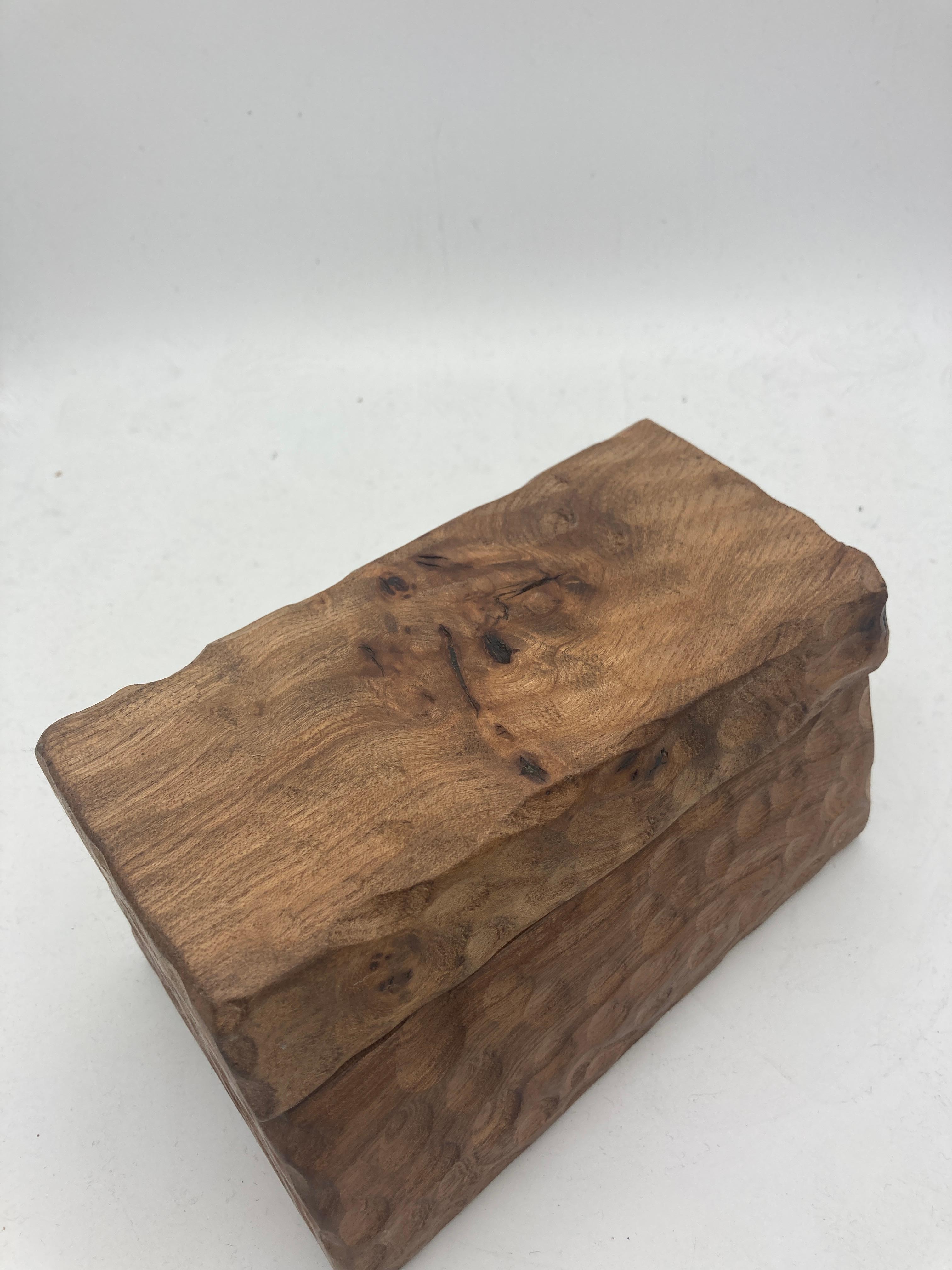 Caja de madera tallada Hand Made de los años 60 Francés en venta