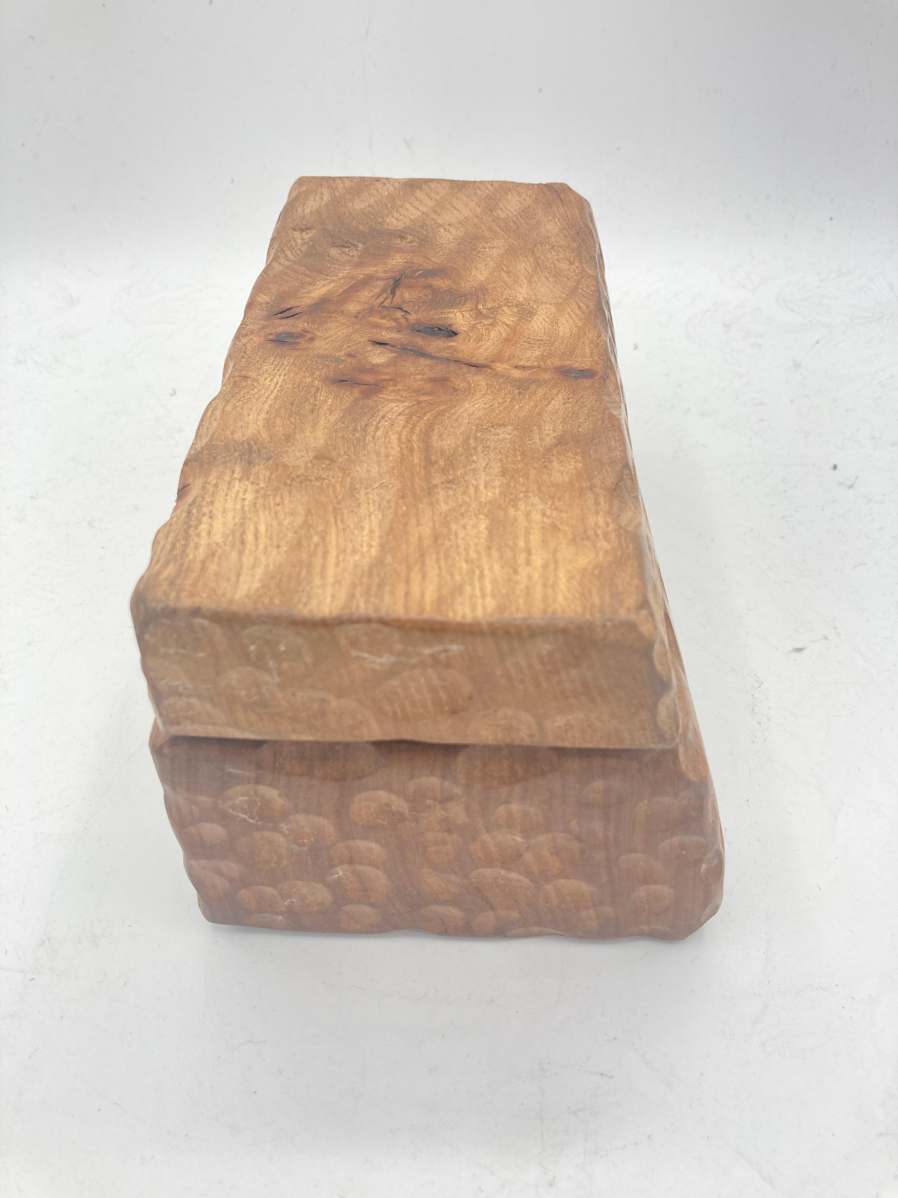 Caja de madera tallada Hand Made de los años 60 en Excelente estado para la venta en New York, NY