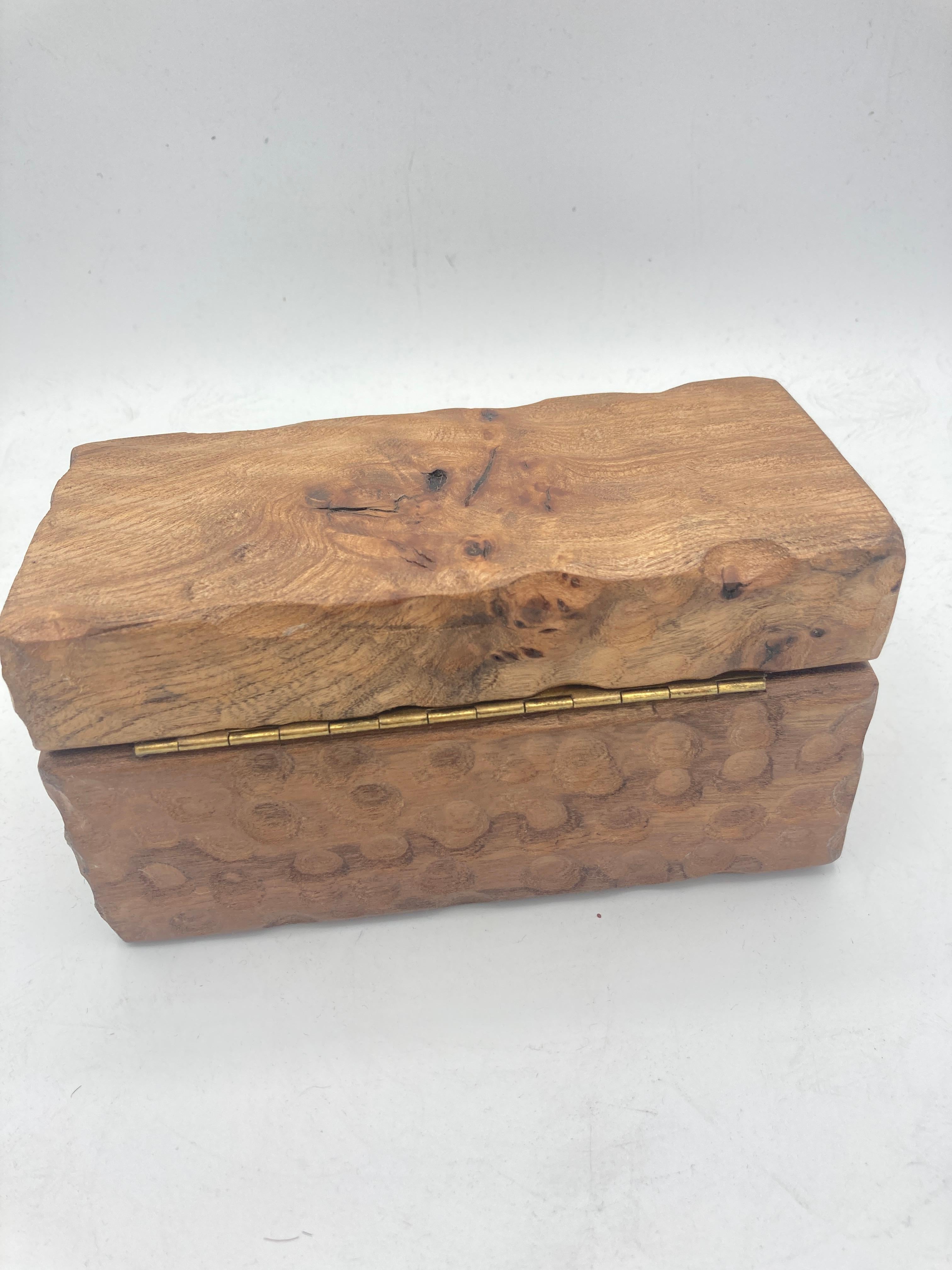 Caja de madera tallada Hand Made de los años 60 mediados del siglo XX en venta