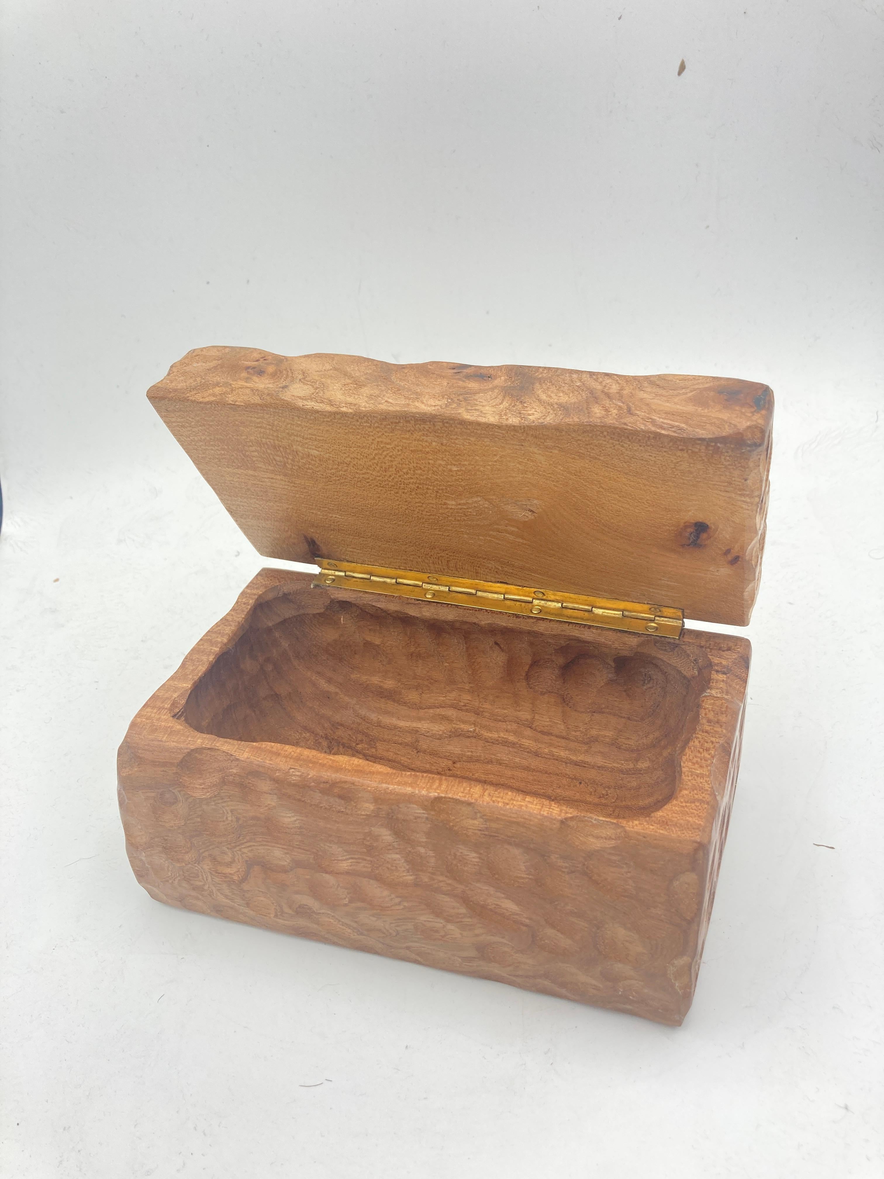 Caja de madera tallada Hand Made de los años 60 en venta 1
