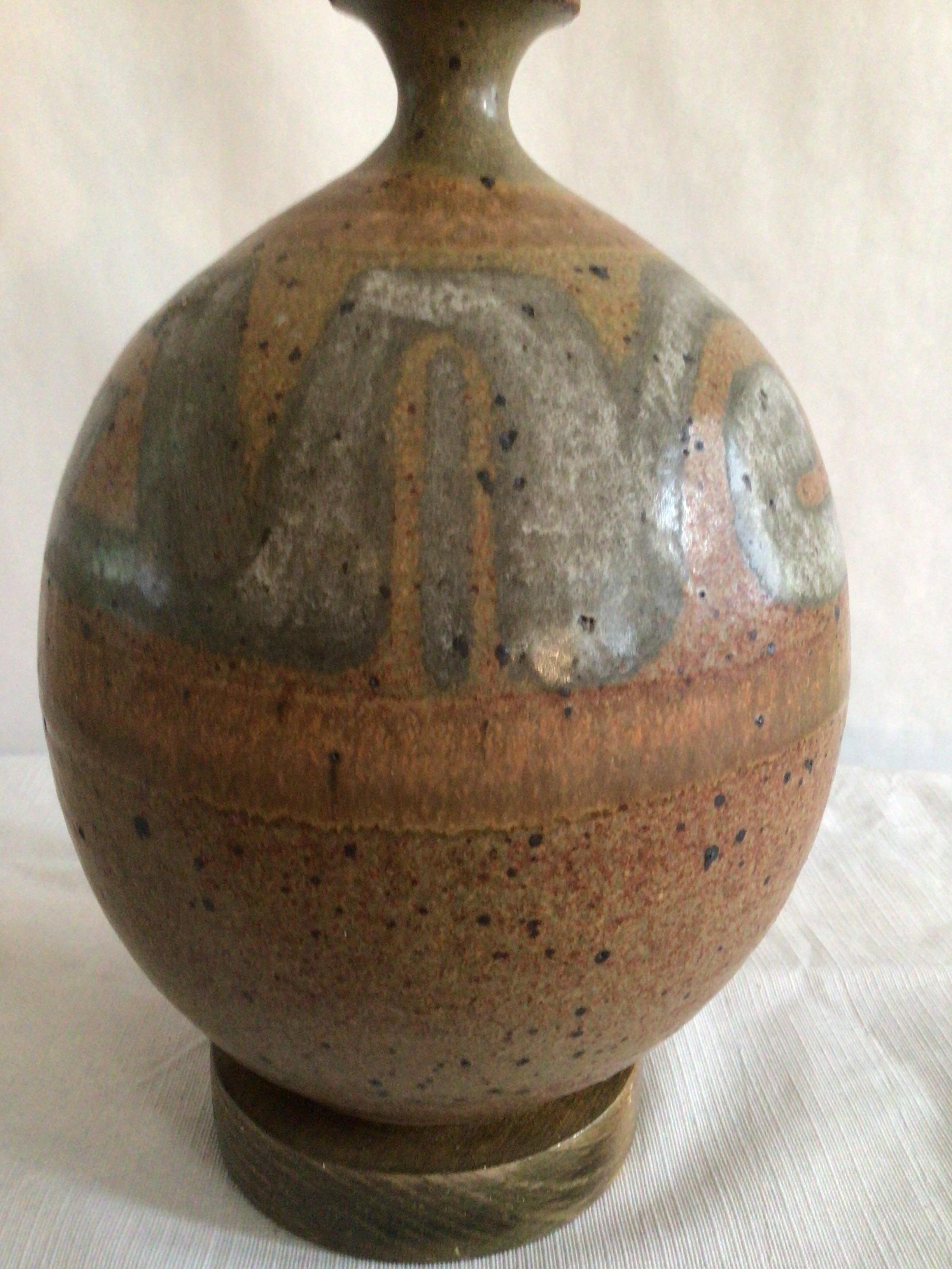 1960er Jahre handbemalte braune und graue Keramik-Tischlampe, 1960er Jahre (Handgefertigt) im Angebot