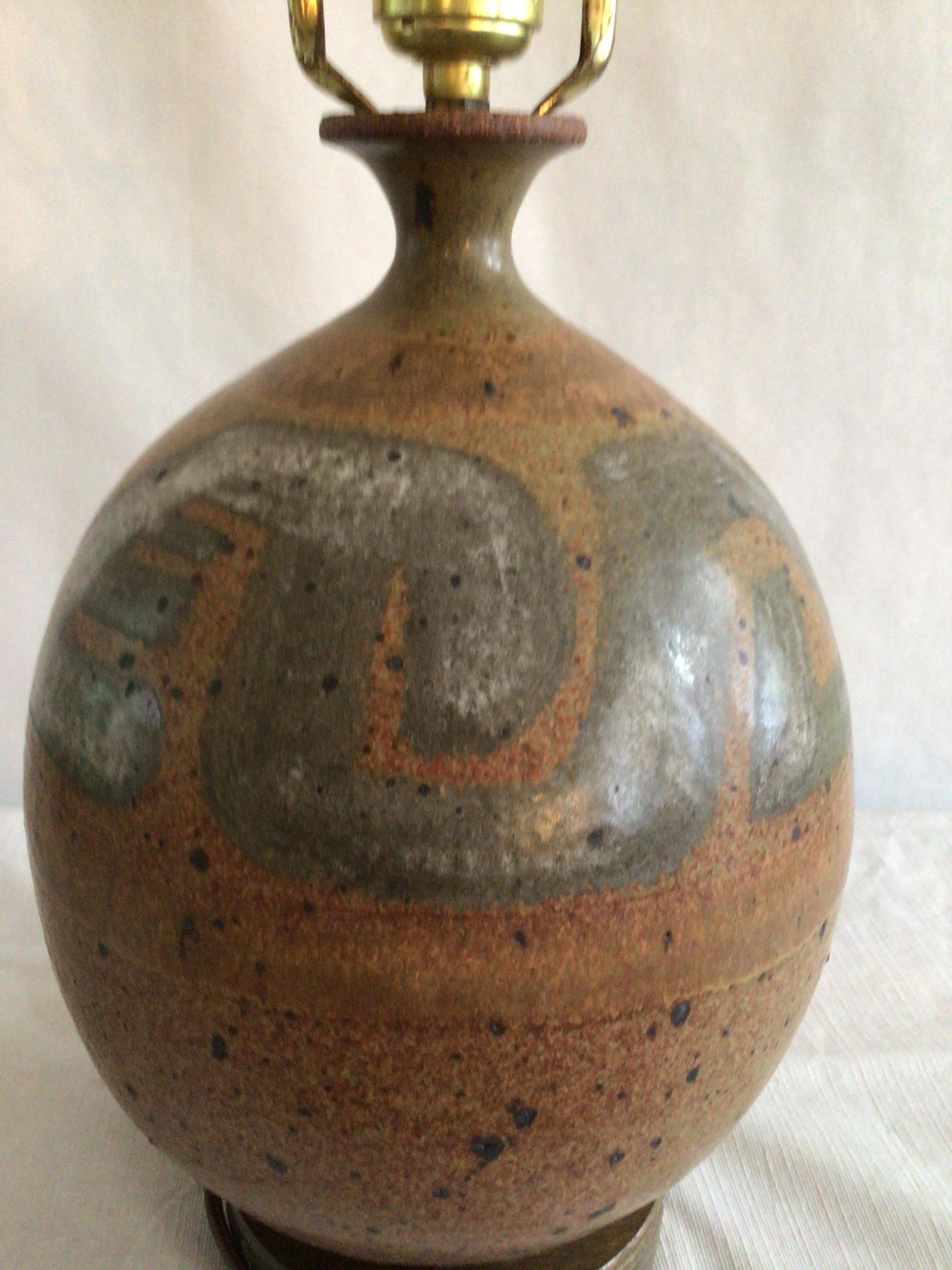 1960er Jahre handbemalte braune und graue Keramik-Tischlampe, 1960er Jahre im Zustand „Gut“ im Angebot in Tarrytown, NY