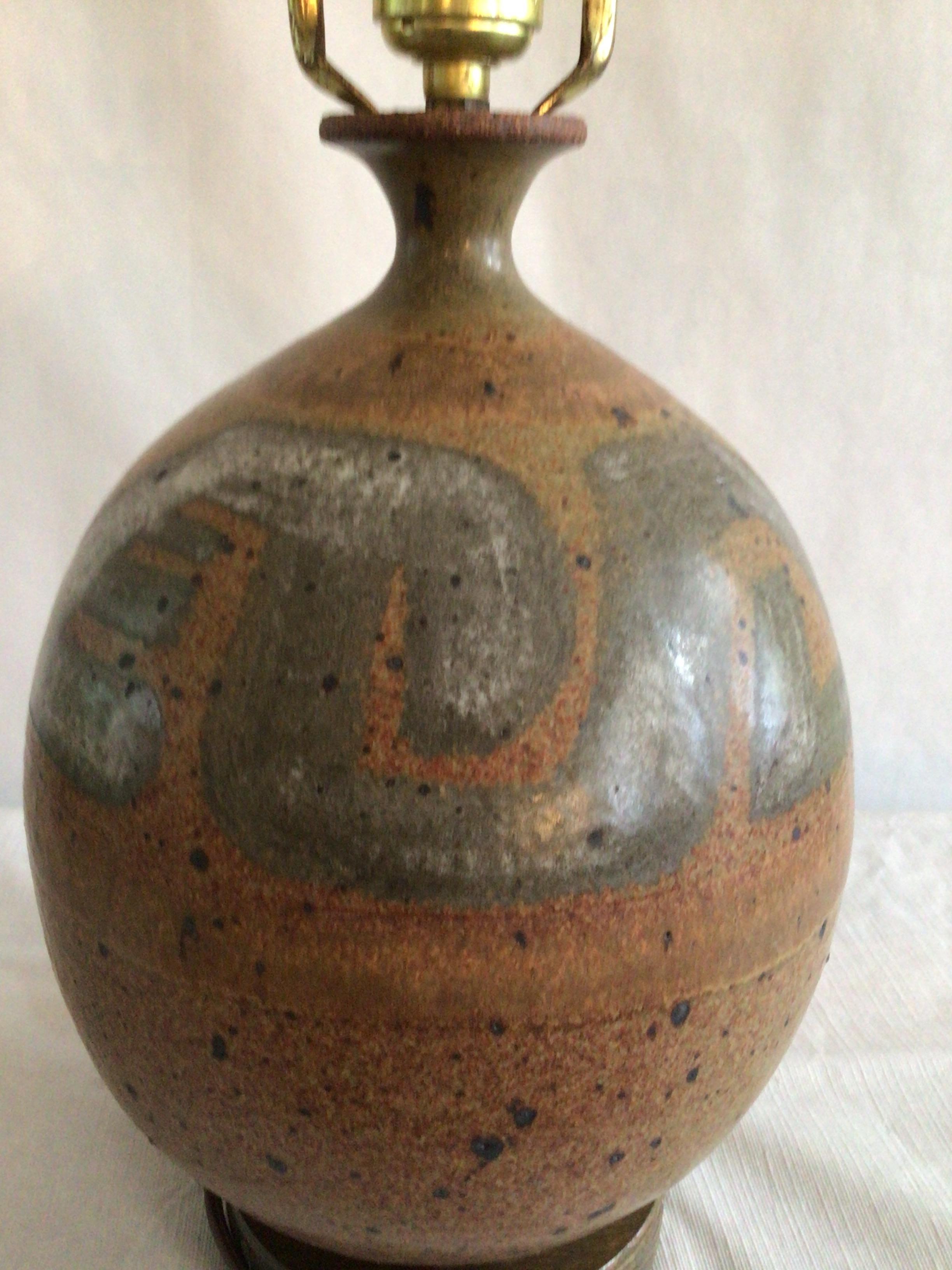 Lampada da tavolo in ceramica marrone e grigia dipinta a mano del 1960 In condizioni buone in vendita a Tarrytown, NY