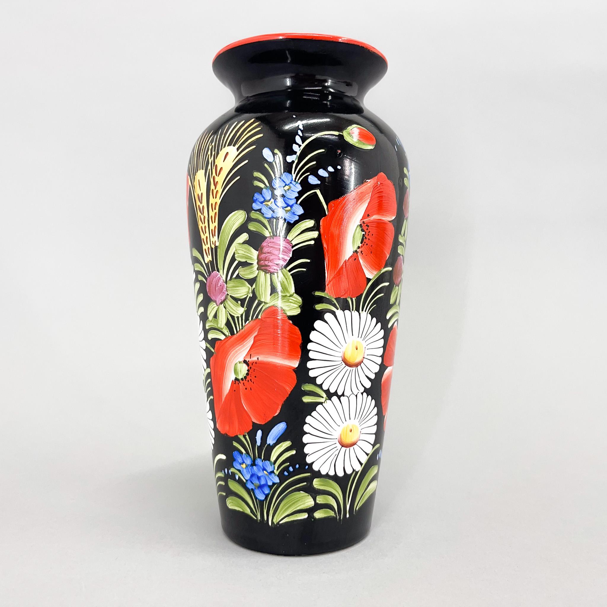 Schöne, handbemalte Vintage-Keramikvase aus Chodsko. Chodsko gehört zu Bohemia und ist berühmt für seine traditionelle Keramik mit Chod-Motiven. Keramische Vase, handbemalt mit traditionellen Motiven. Darauf sind typische Chod-Motive,