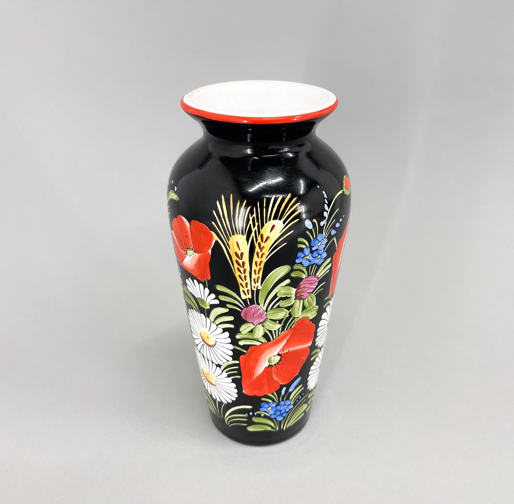 1960er Jahre Handbemalte 'Chodska' Keramikvase (20. Jahrhundert) im Angebot