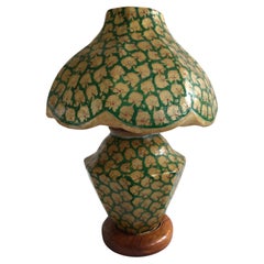 1960er Jahre handbemalte dekorative Pergament Tischlampe mit Holzsockel