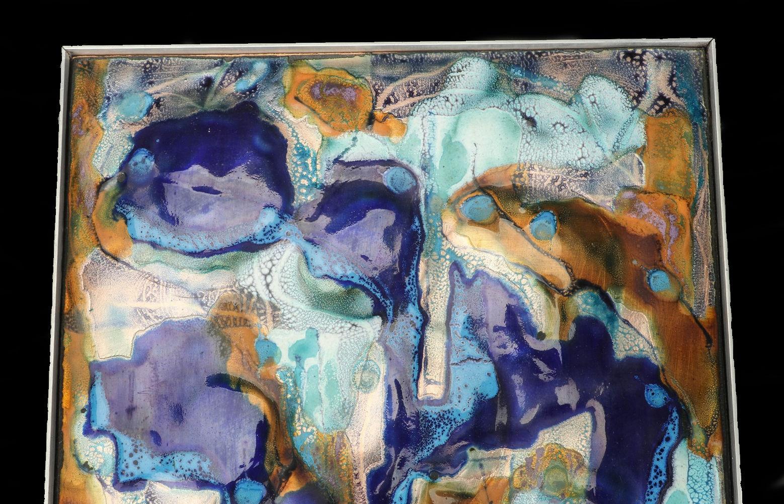 Composizione da parete in rame smaltato dipinto a mano degli anni '60 dell'artista danese Bodil Eje

La rara composizione è costituita da una lastra di rame smaltata a mano ricca di colori e motivi con la firma di Bodil Eje ed è in ottime
