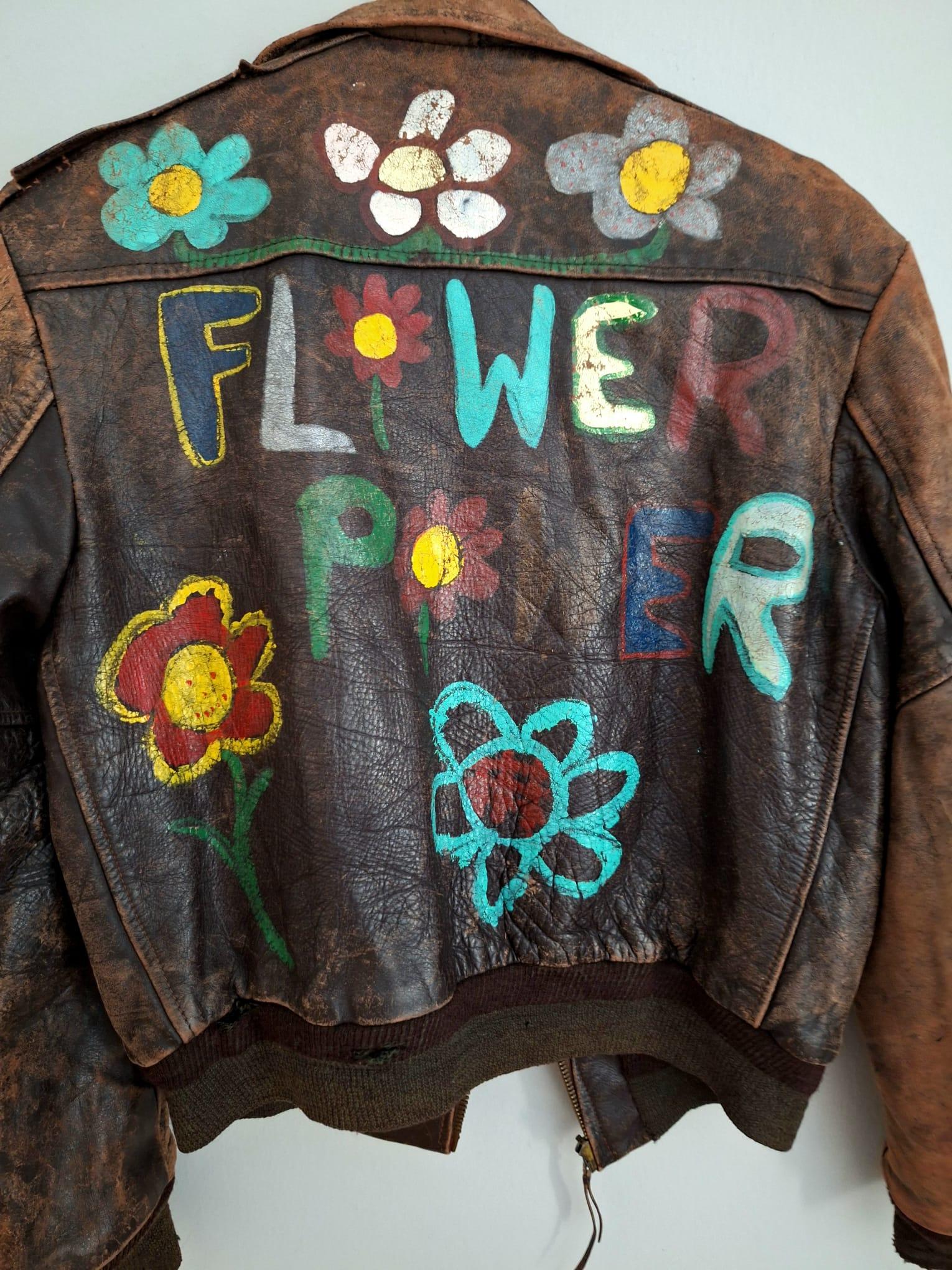 Chaquetas de cuero de los años 60,  con diseños pintados a mano, son piezas icónicas de la historia de la moda. Estas chaquetas servían a menudo de lienzo para la expresión personal, y motivos como las flores se hicieron especialmente populares.
