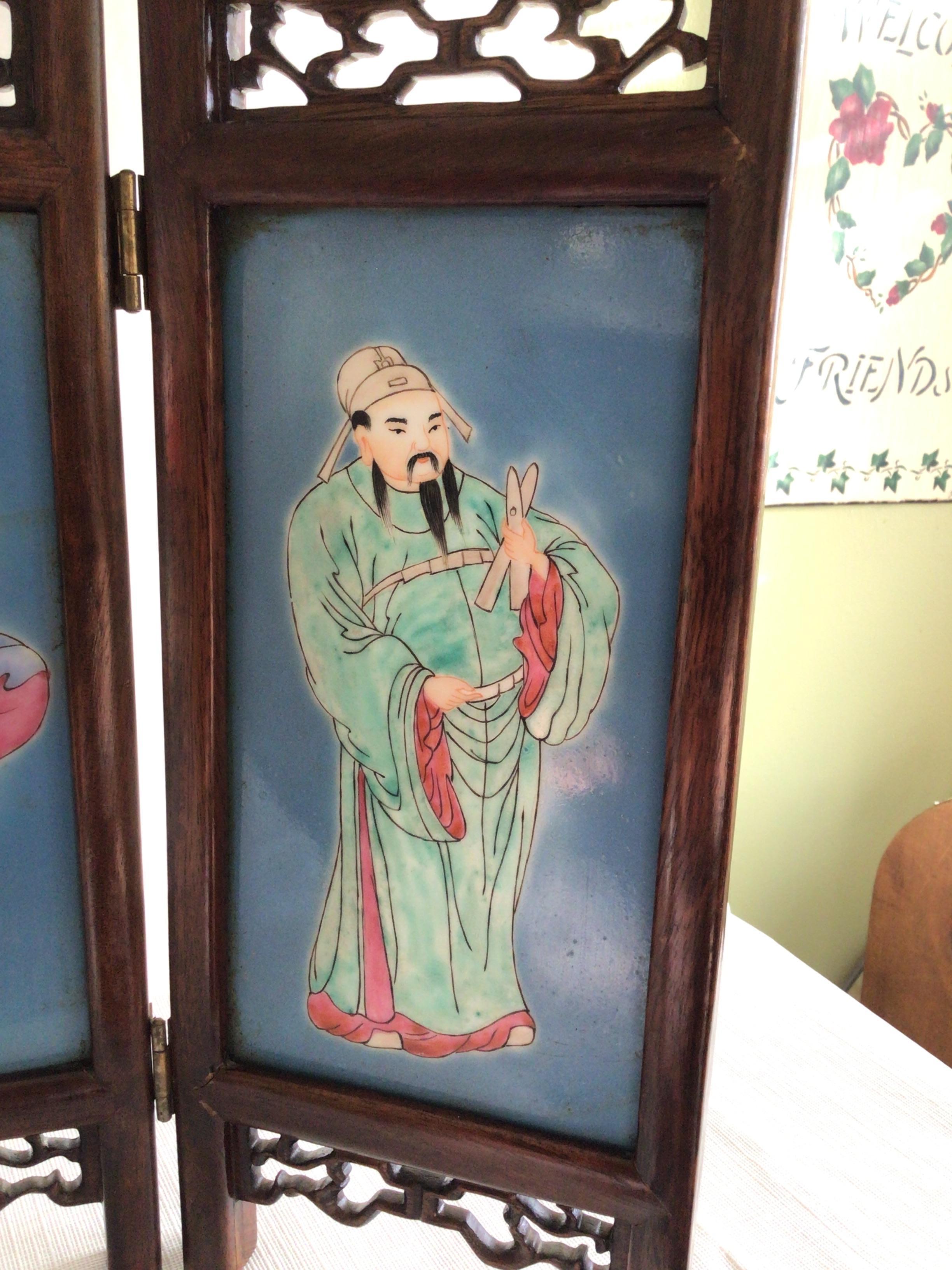 1960s Hand-Painted Wood and Porcelain Tabletop Screen For Sale 2